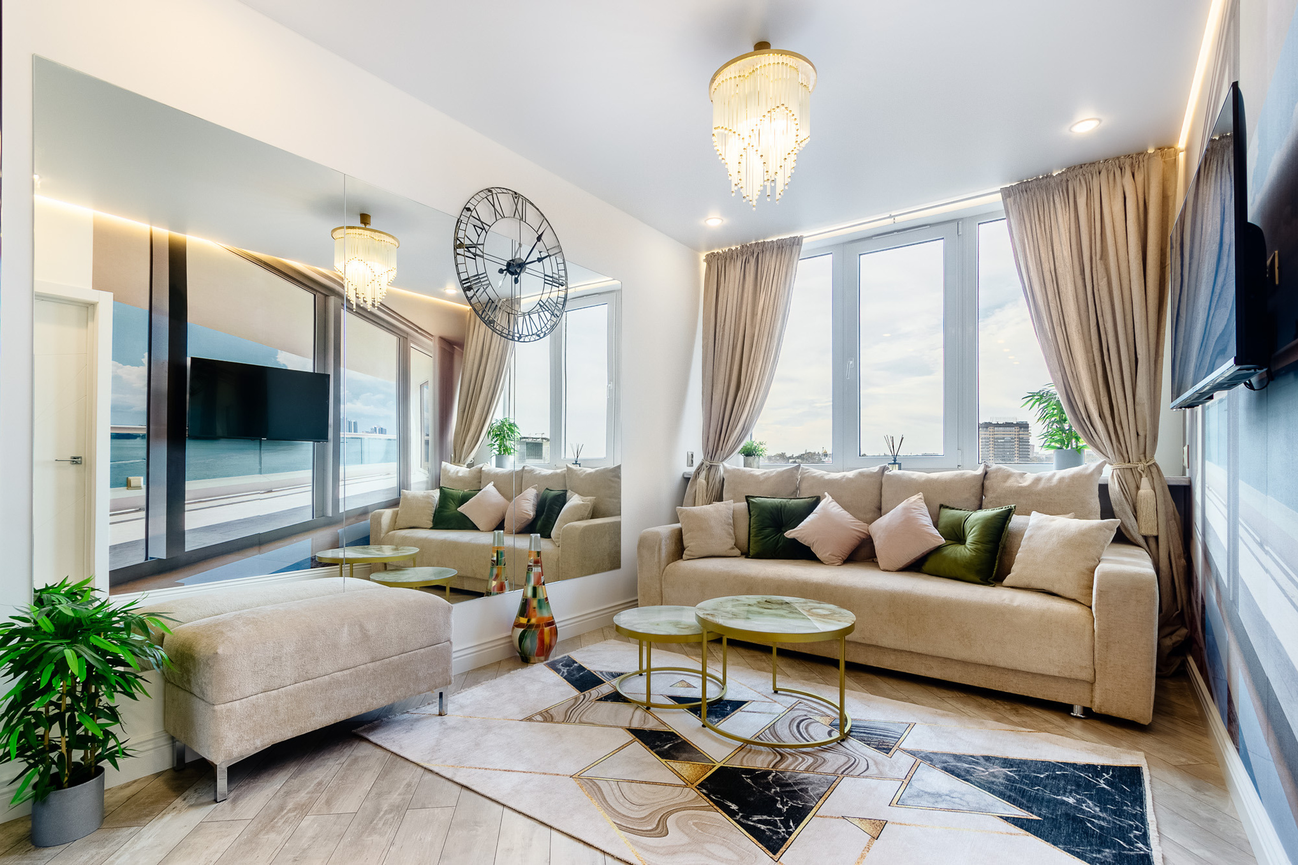 Интерьер современной гостиной с большим зеркалом и диваном