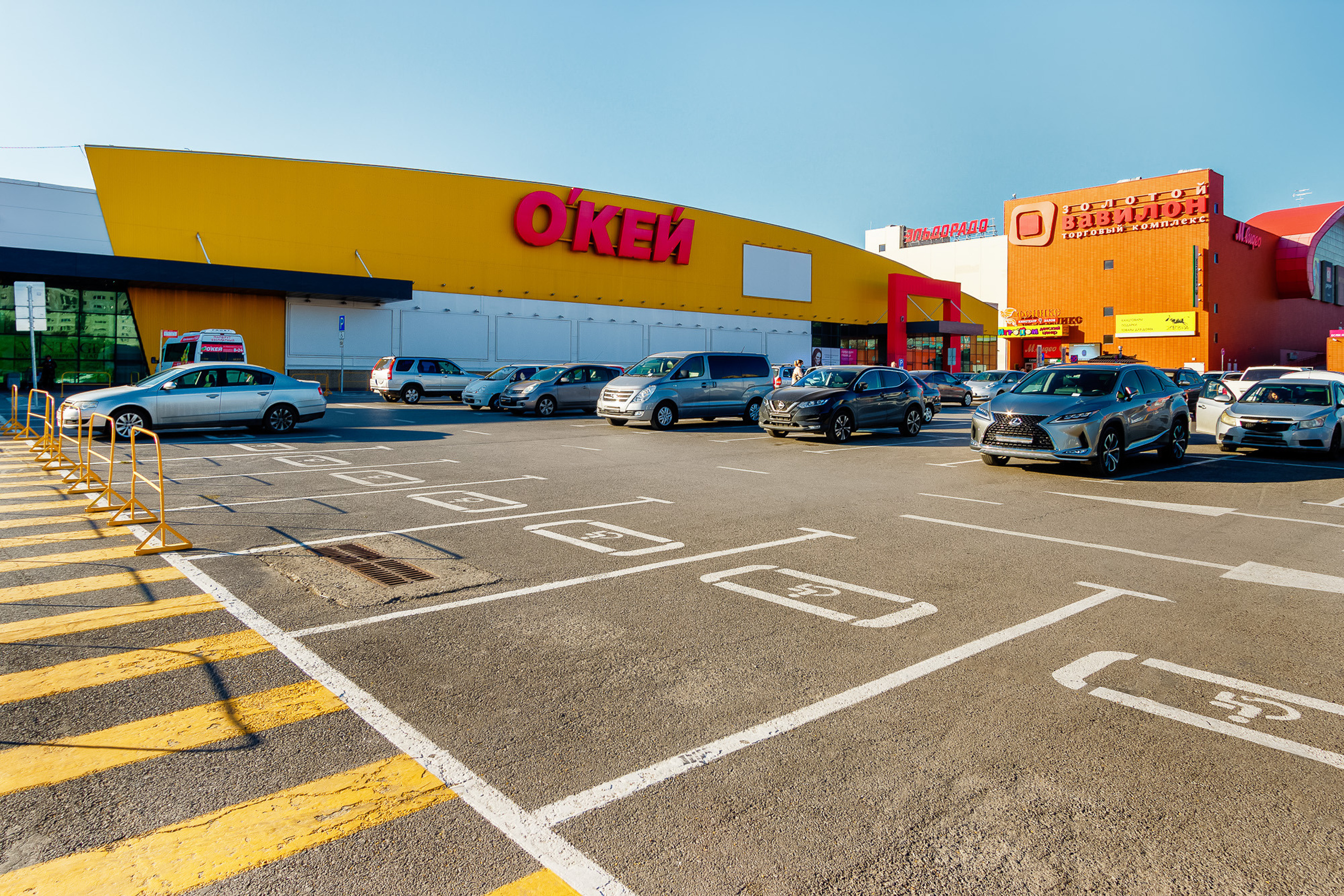 Парковка перед здание торгового центра в Ростове