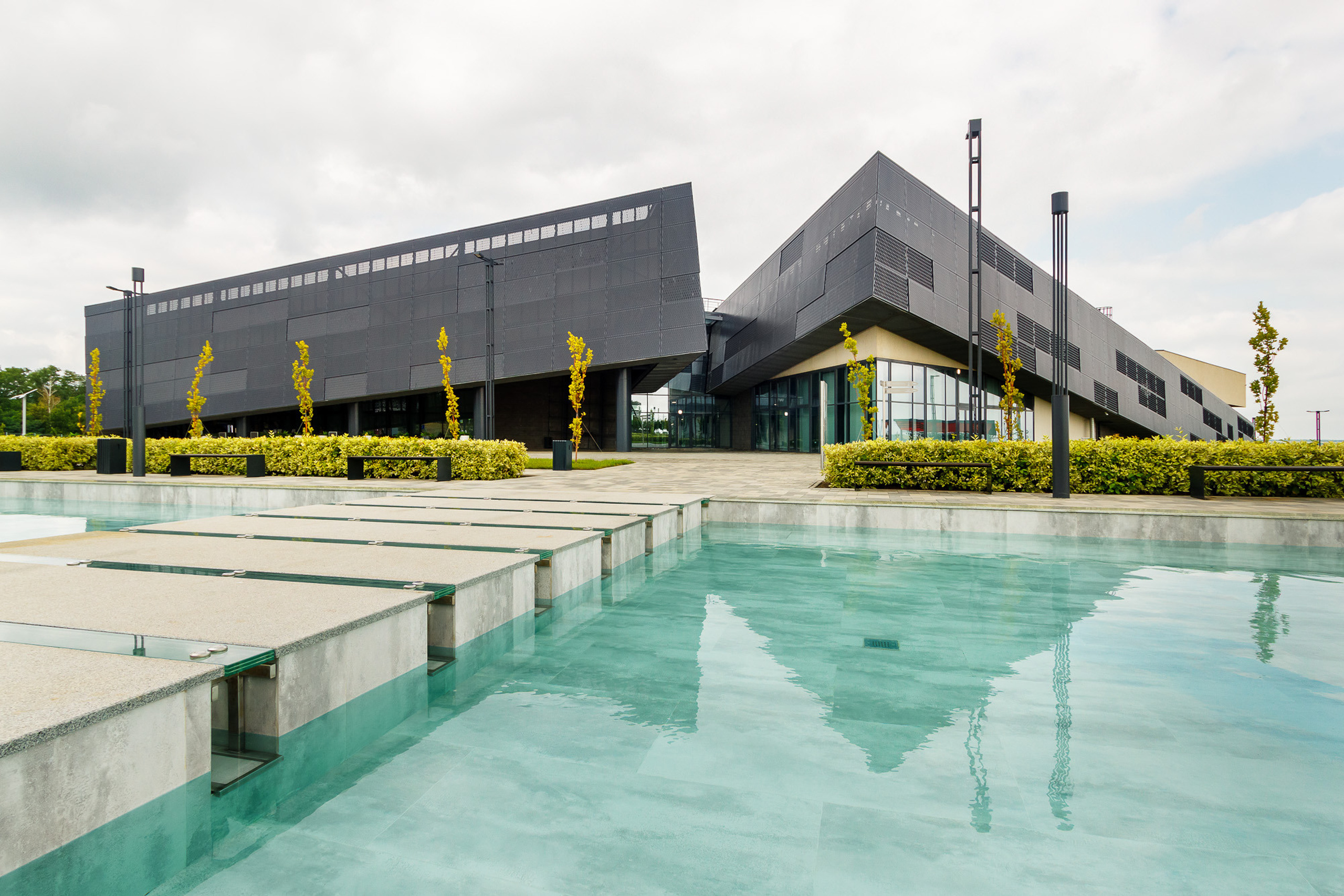 Общий вид здания военно-исторического комплекса "Самбекские высоты" с бассейном перед ним