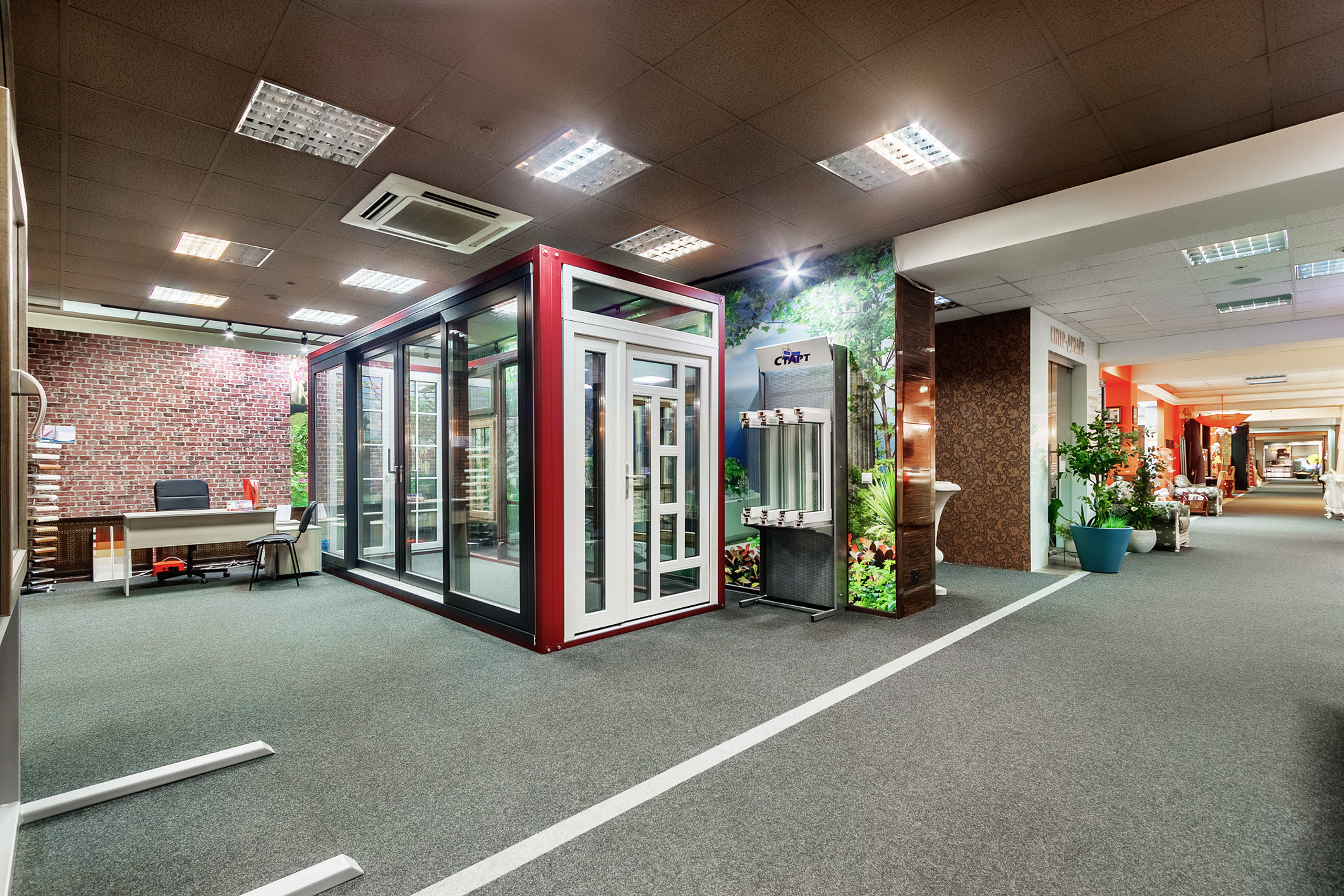 Коридор торгового центра с демонстрационным залом компании по производству дверей