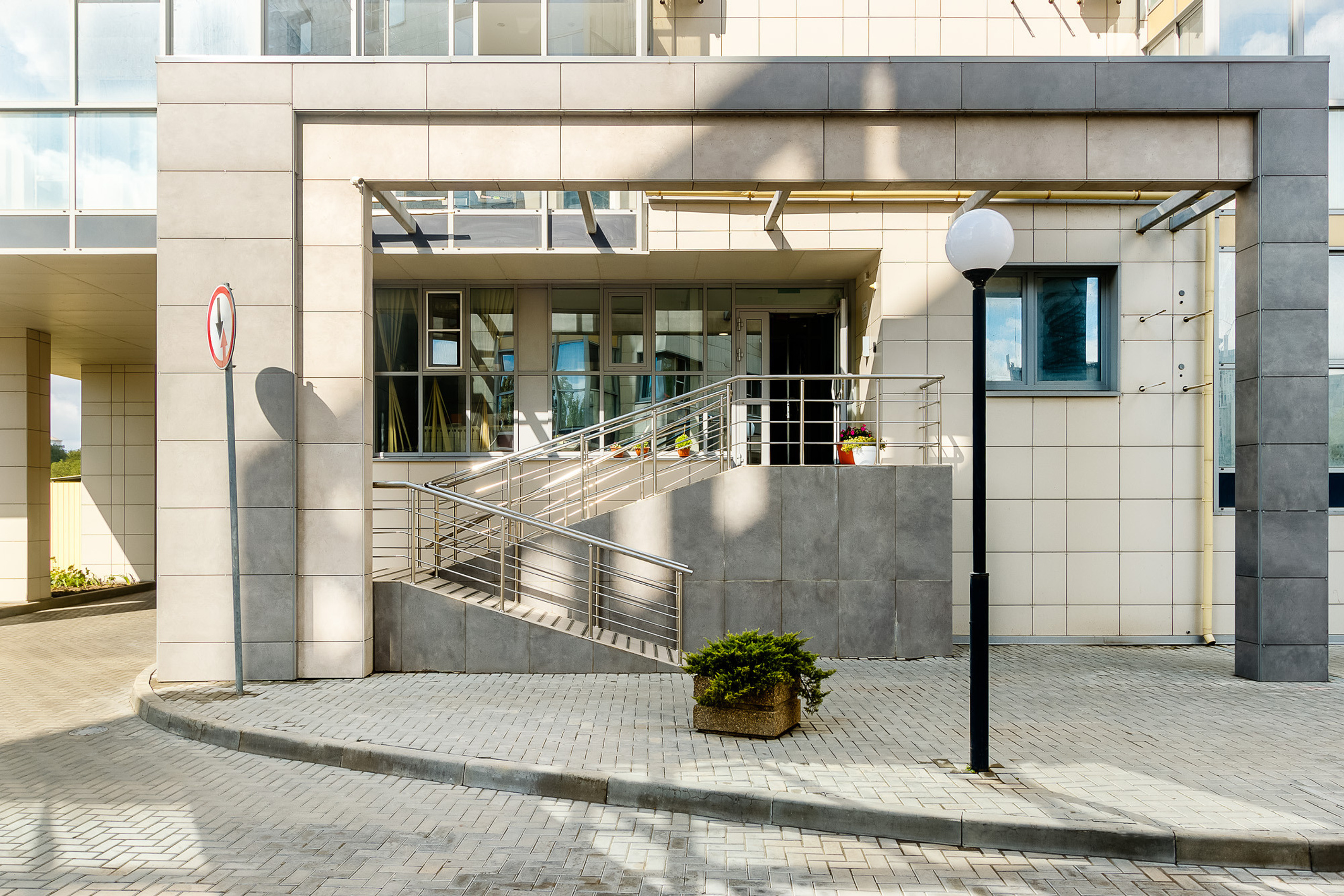 Входная группа подъезда в многоэтажном жилом доме в Ростове