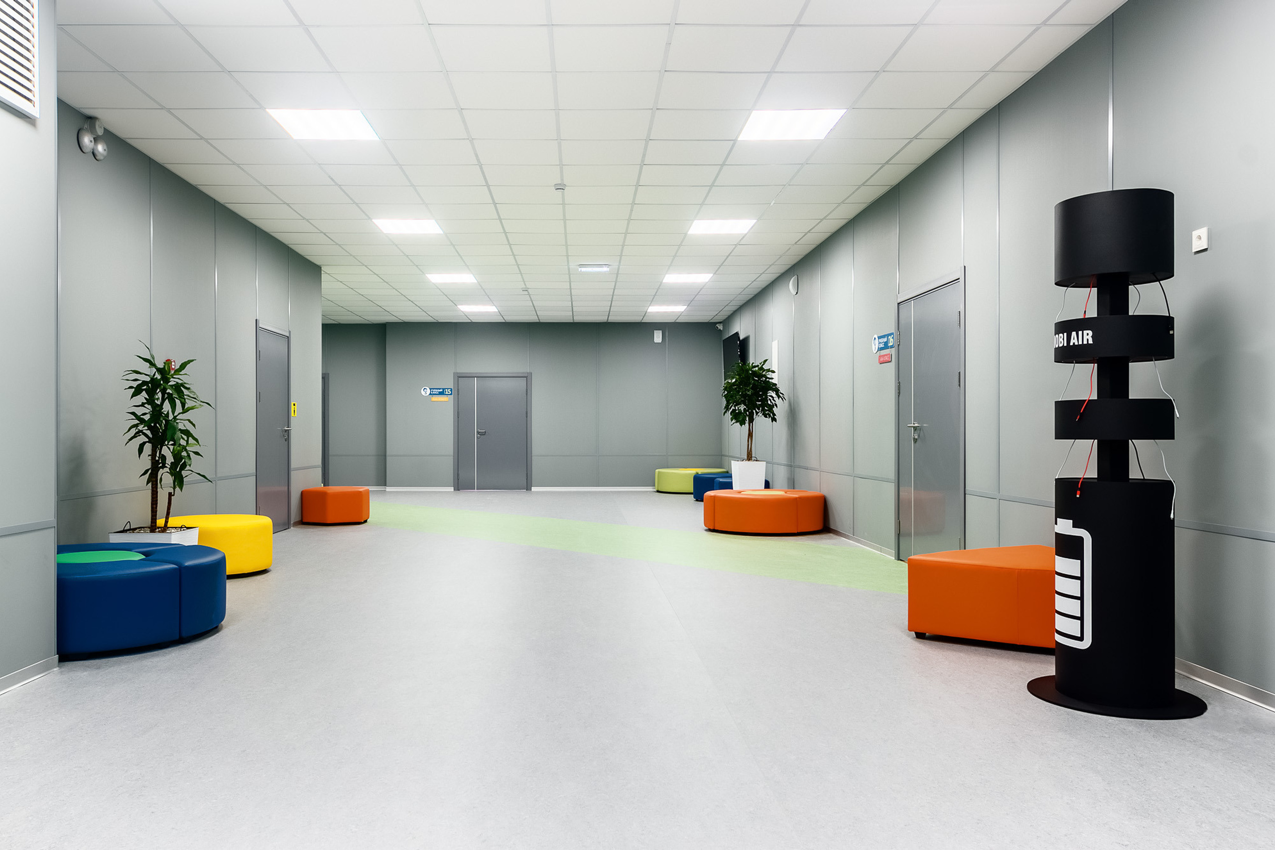 Зона рекреации в современной общеобразовательной школе. Зарядная станция в коридоре школы г. Ростов-на-Дону