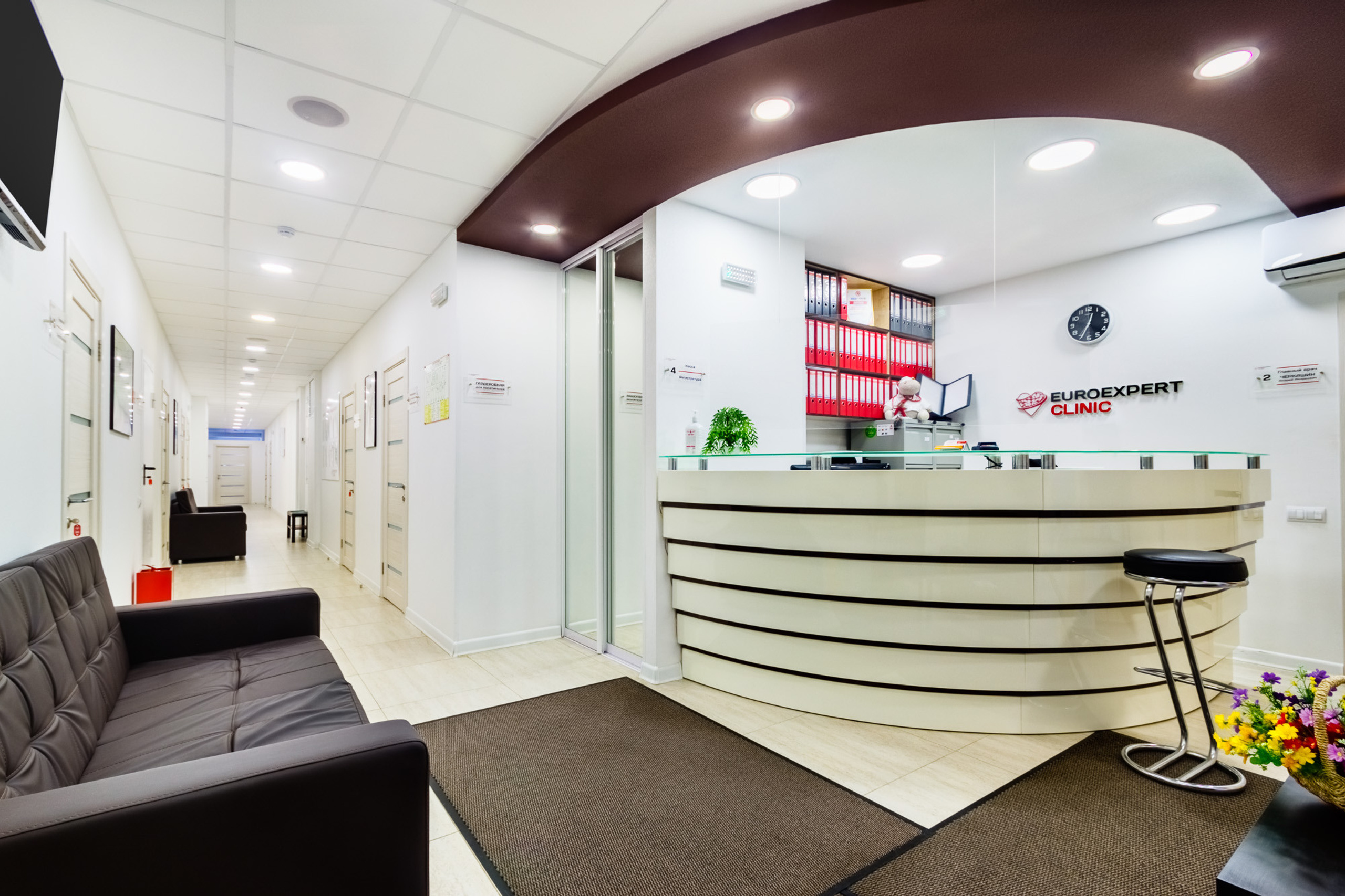 Интерьер зоны ресепшена в частном медицинском учреждении г. Ростов-на-Дону