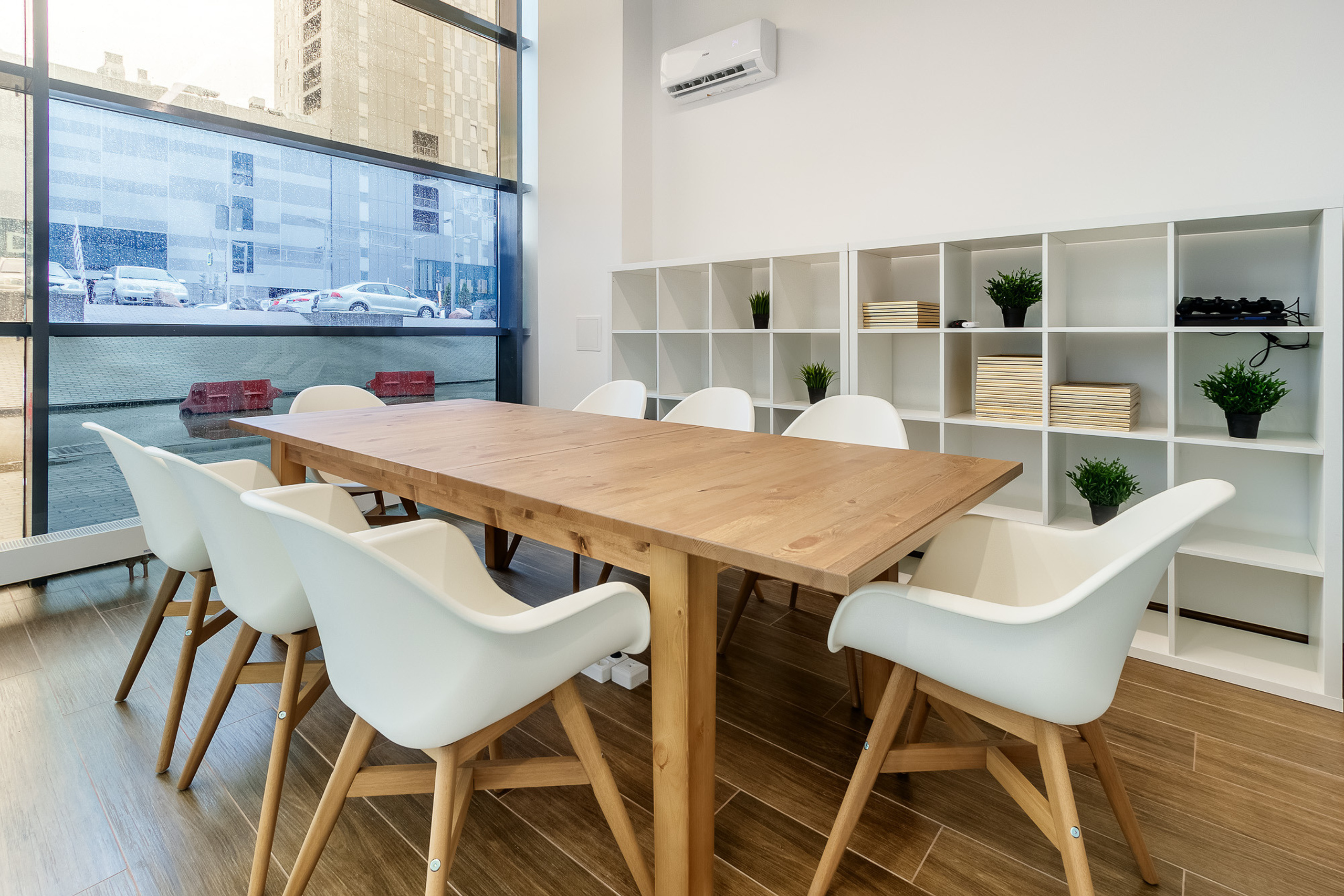 Минималистичный дизайн интерьера переговорной комнаты компании