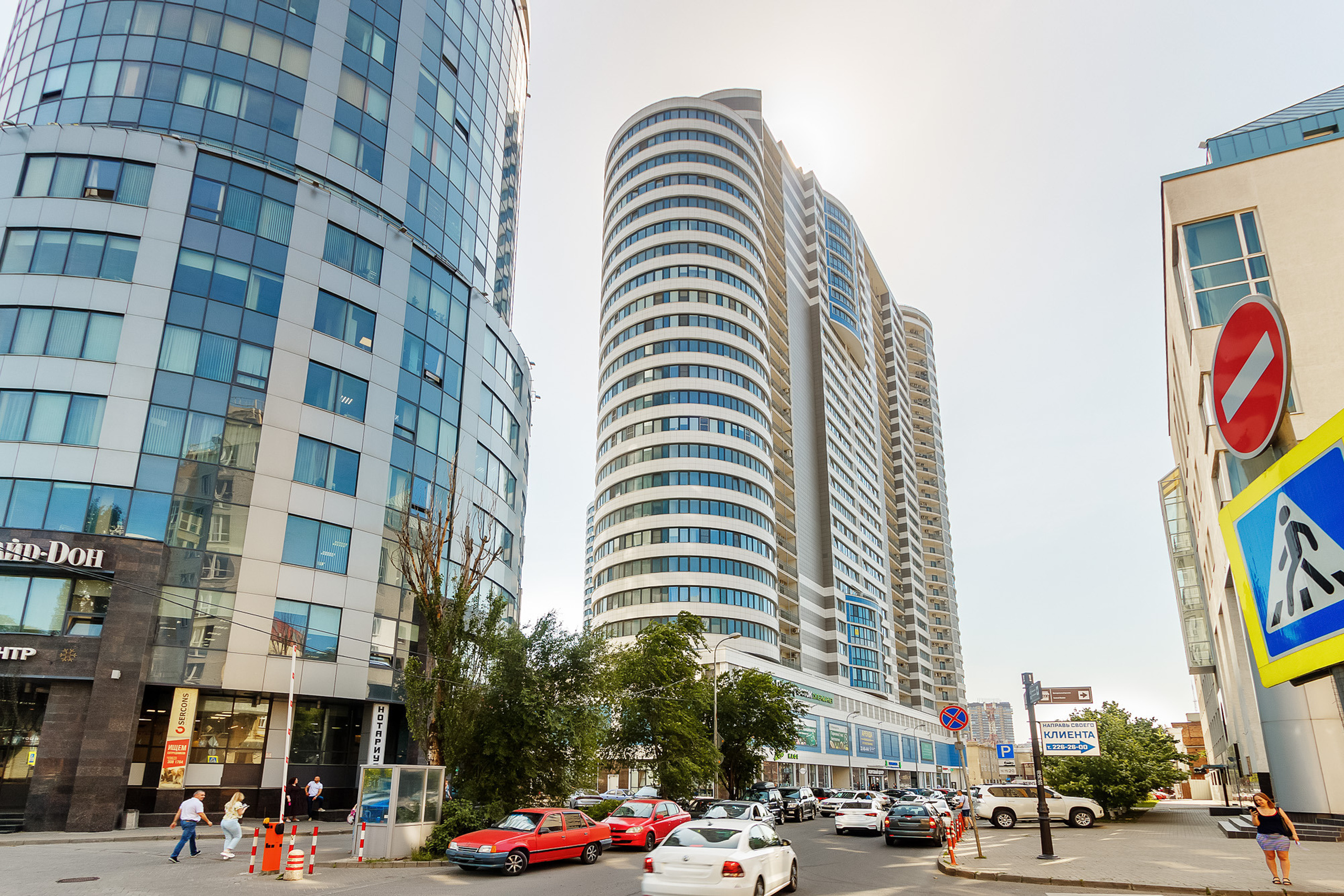 Улица Береговая в Ростове-на-Дону со зданием жилого комплекса "Белый ангел"