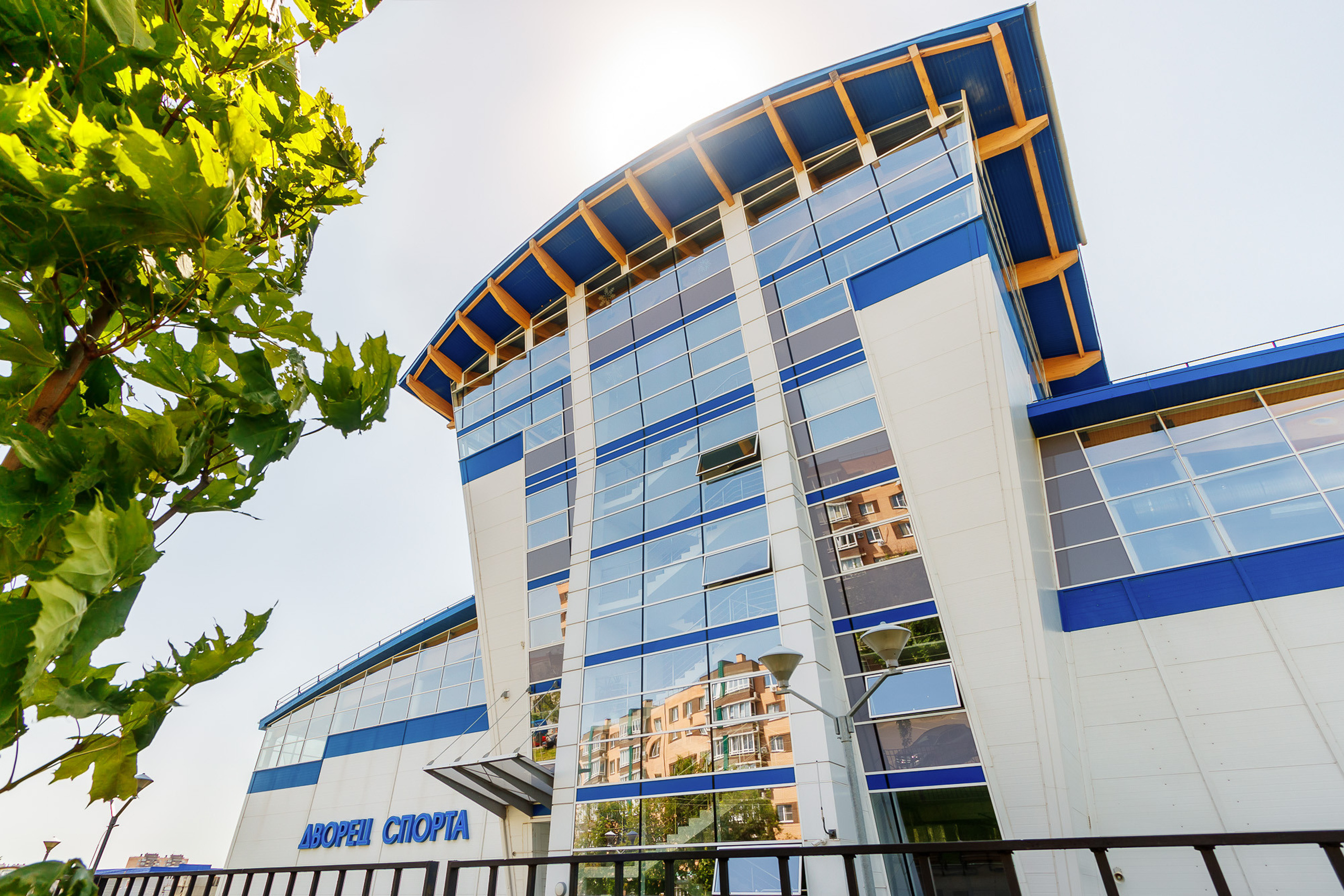 Стеклянный фасад Дворца спорта в Аксае. 