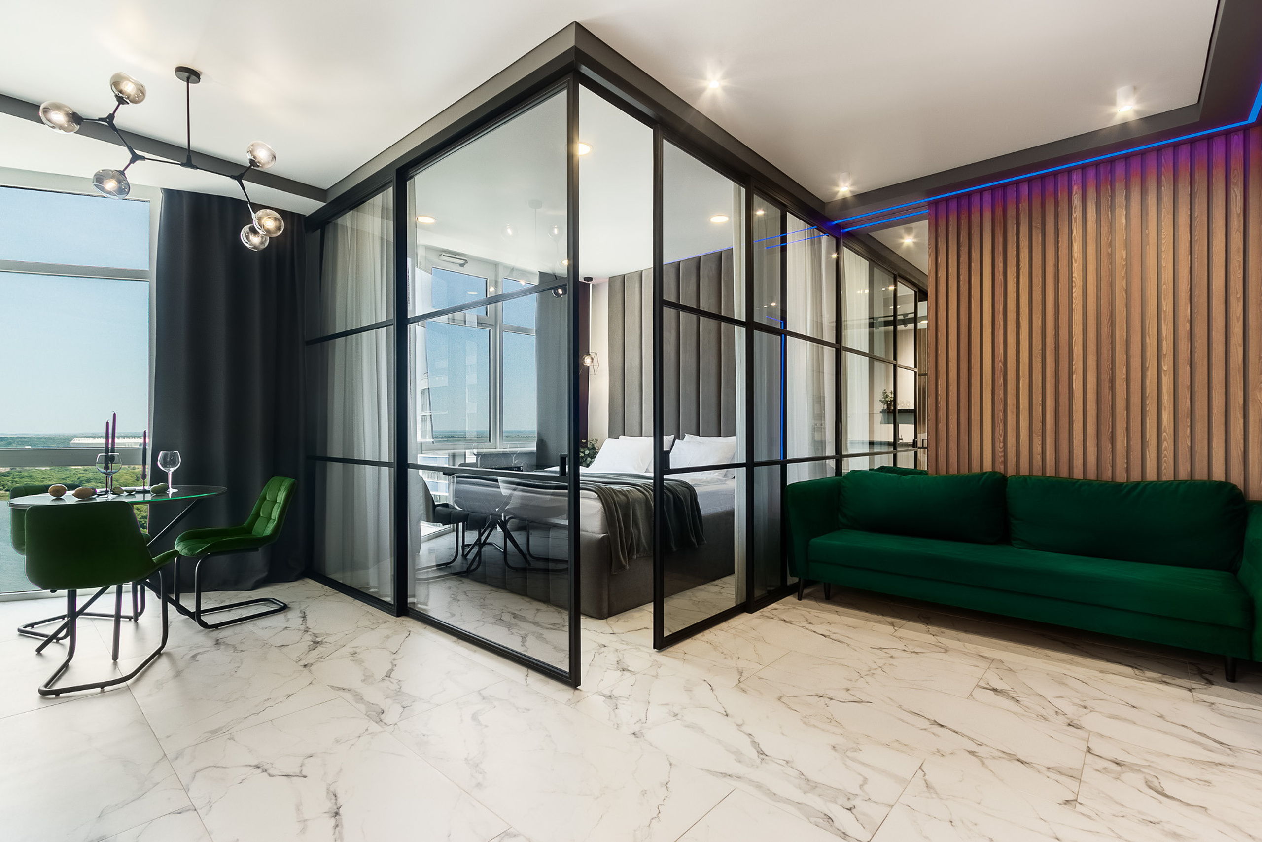 Зона спальни, отделённая стеклянной перегородкой, в большой квартире-студии в Ростове