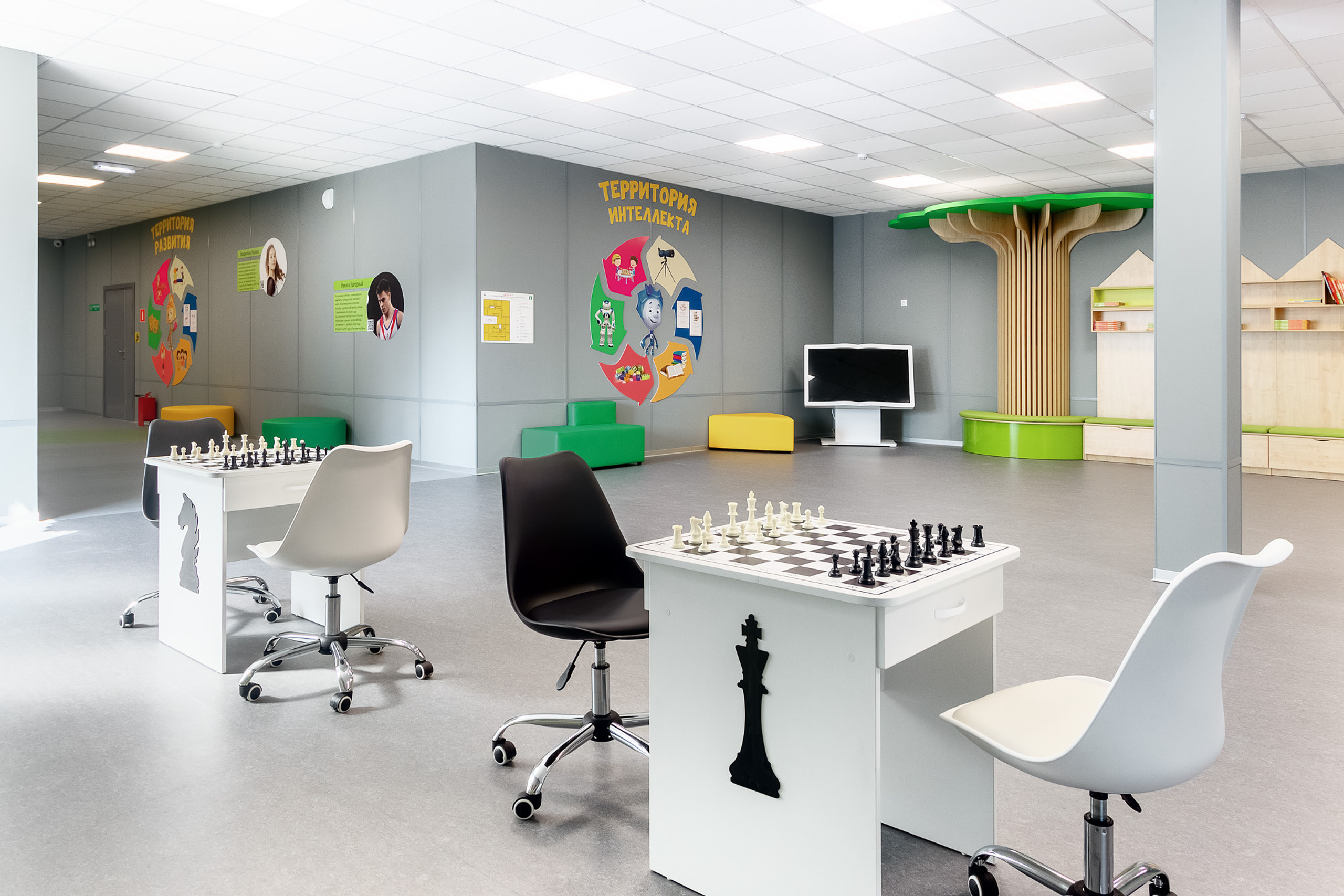 Рекреационная зона в школе со столами для игры в шахматы