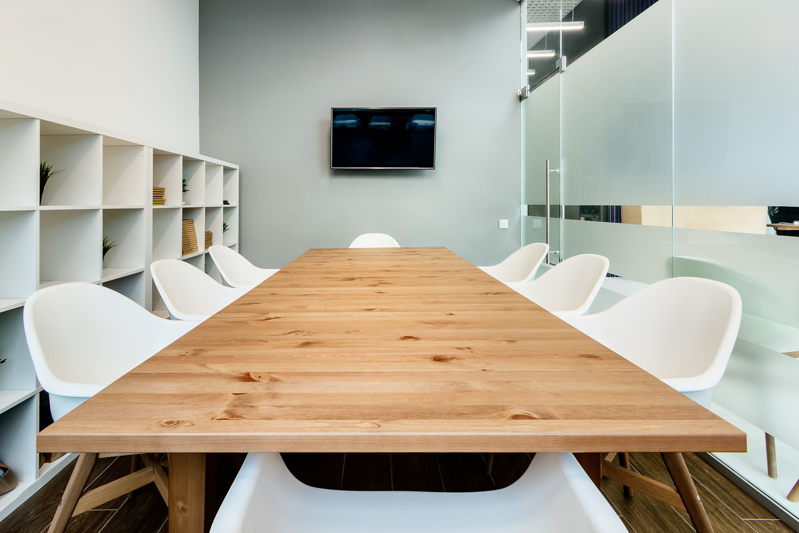 Стол для переговоров в офисе компании в Ростове