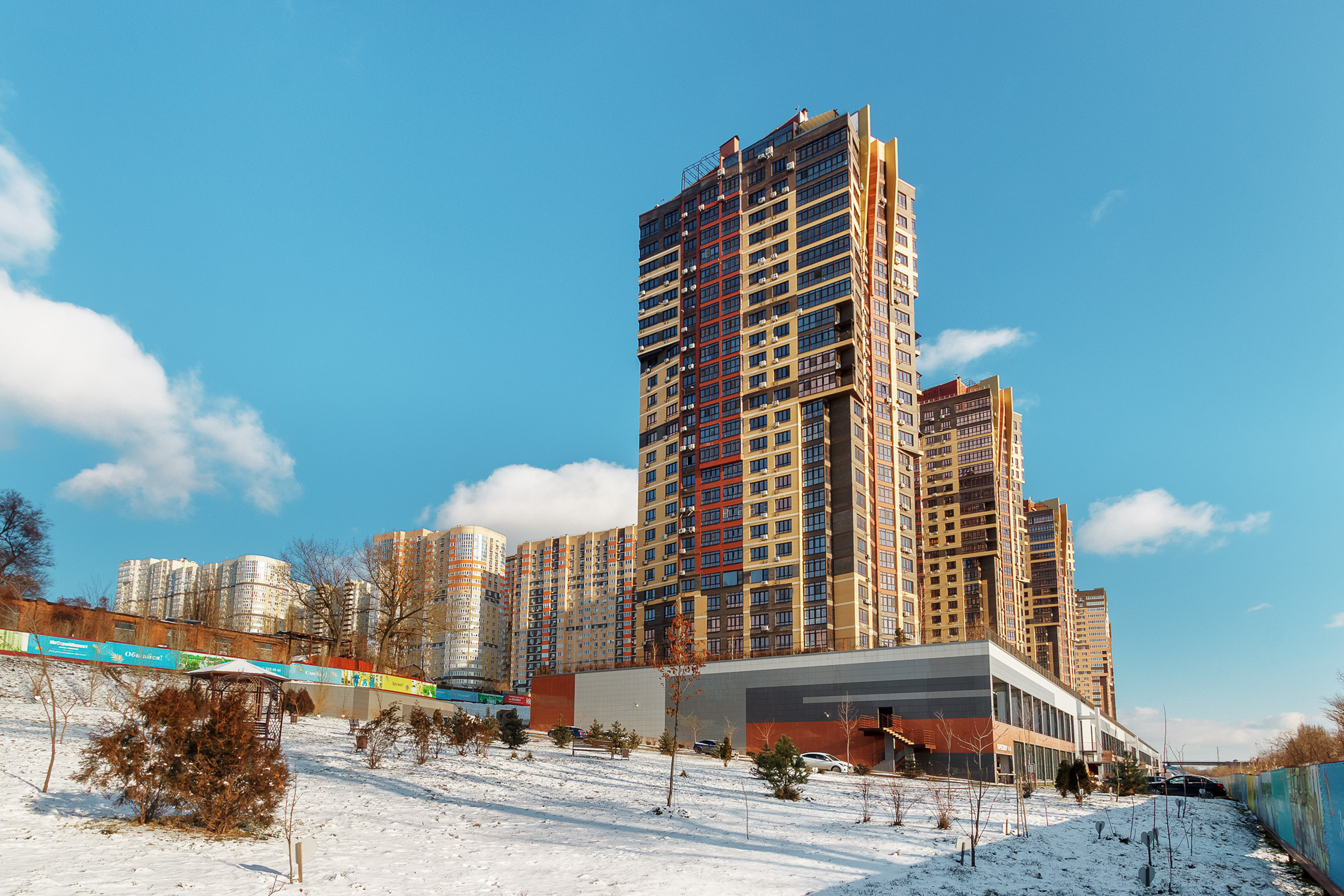Зимняя фотография жилого многоэтажного комплекса