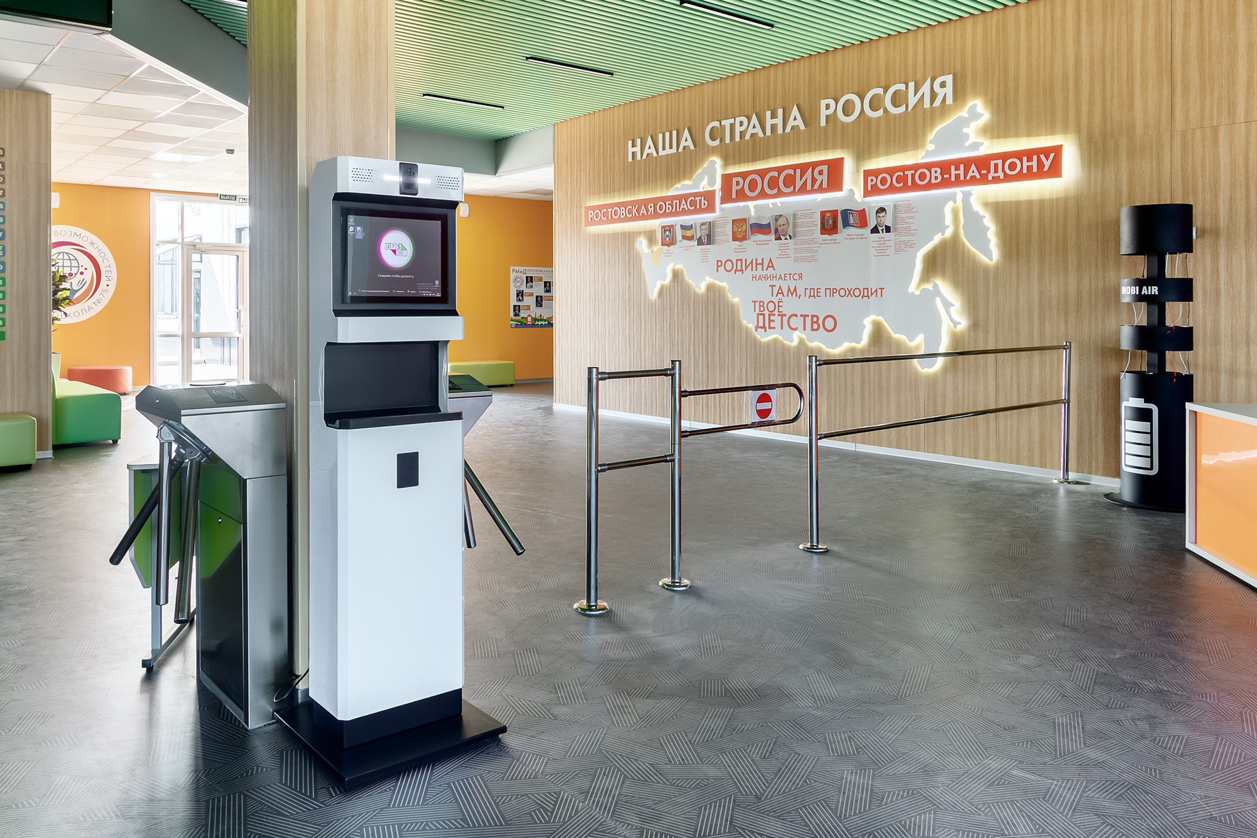 Вестибюль современной школы с зоной пропуска