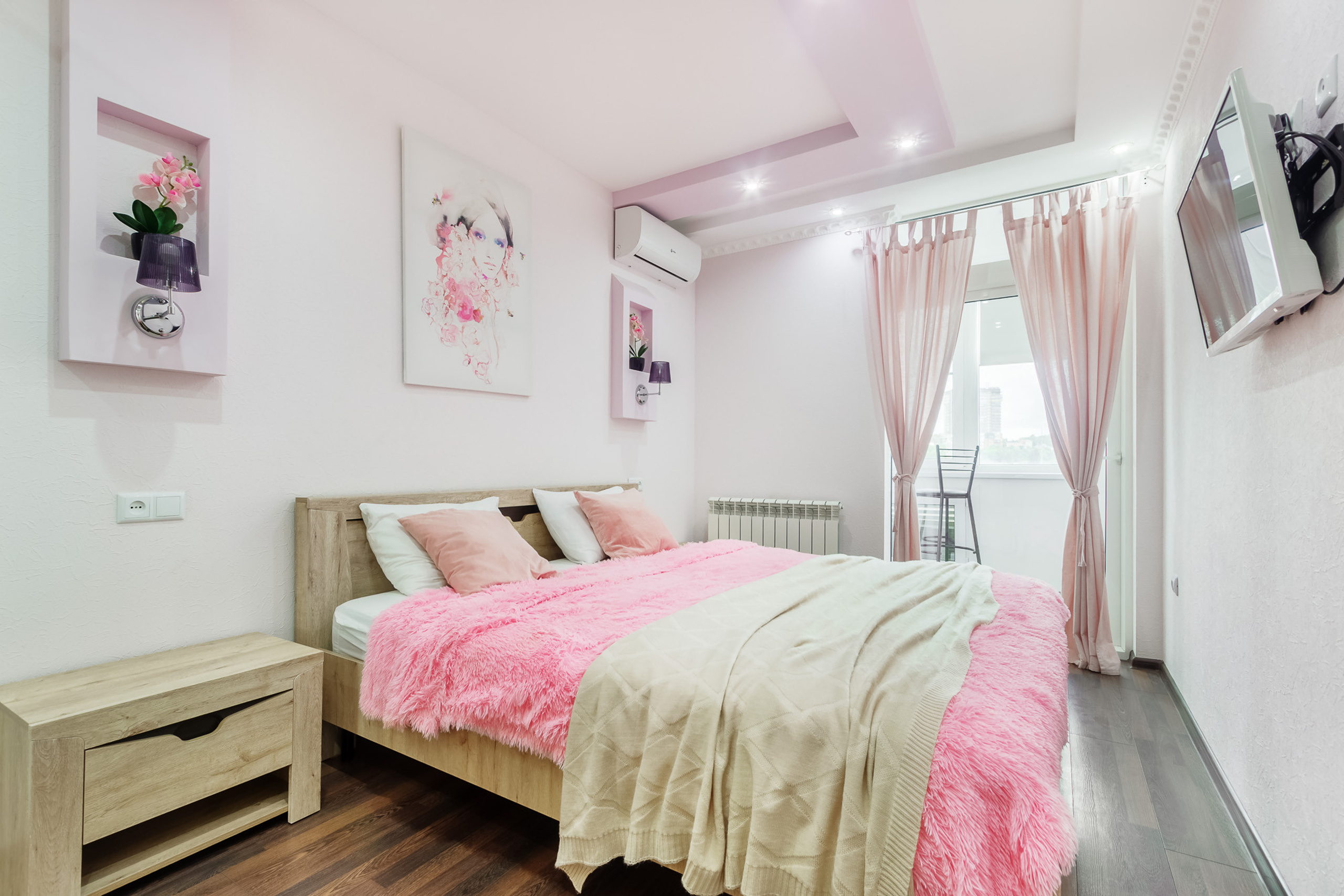 Интерьер спальни в розовых тонах с деревянной кроватью