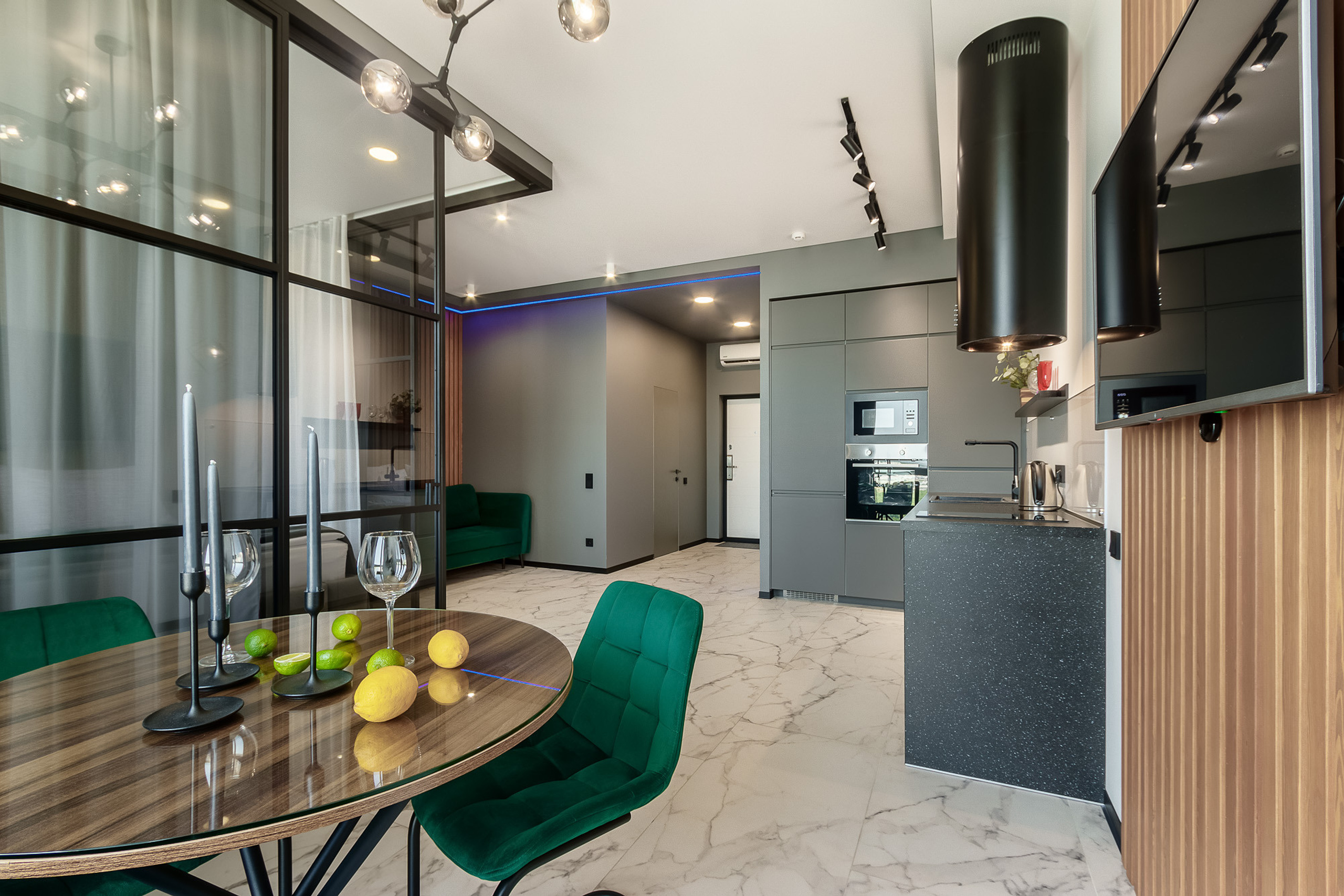 Квартира-студия с современным дизайном в графитовом цвете с деревянной отделкой