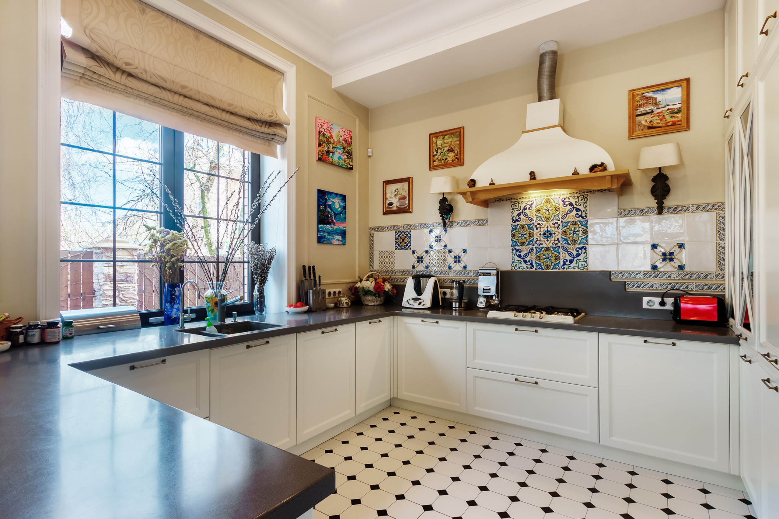 Интерьерная съёмка просторной кухни в частном доме