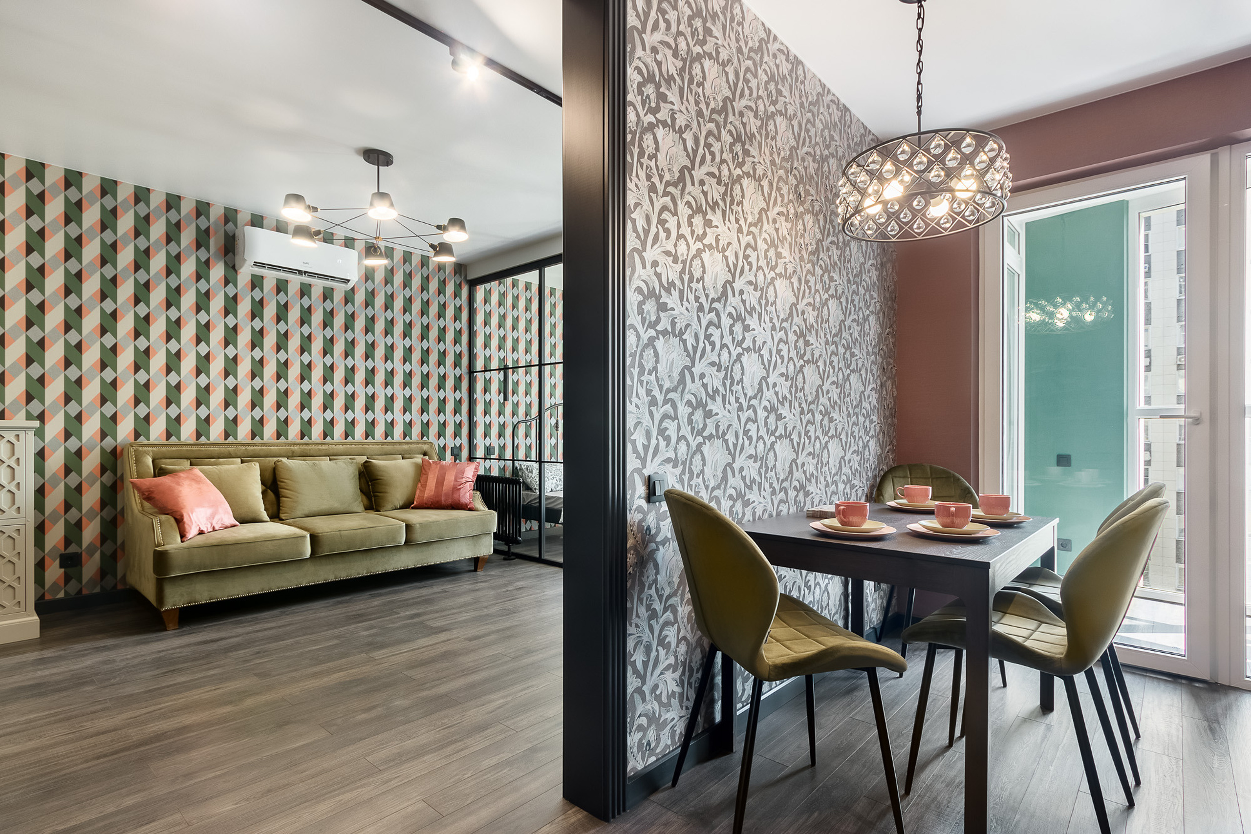 Интерьерная фотография кухни и гостиной в однокомнатной квартире. Растительный орнамент на обоях в кухне и геометрический орнамент - в гостиной