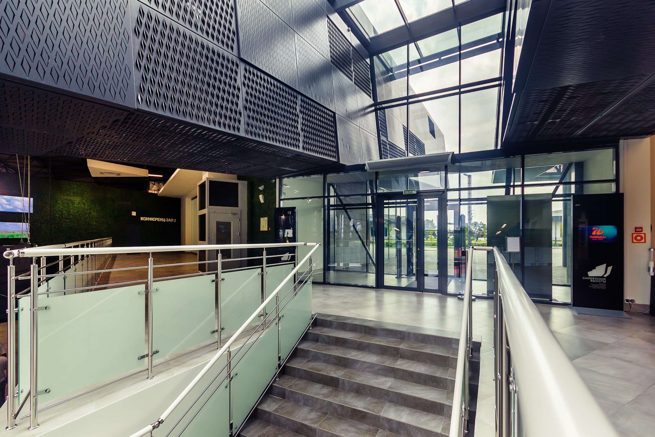 Интерьер военного-выставочного комплекса - вход и лестница