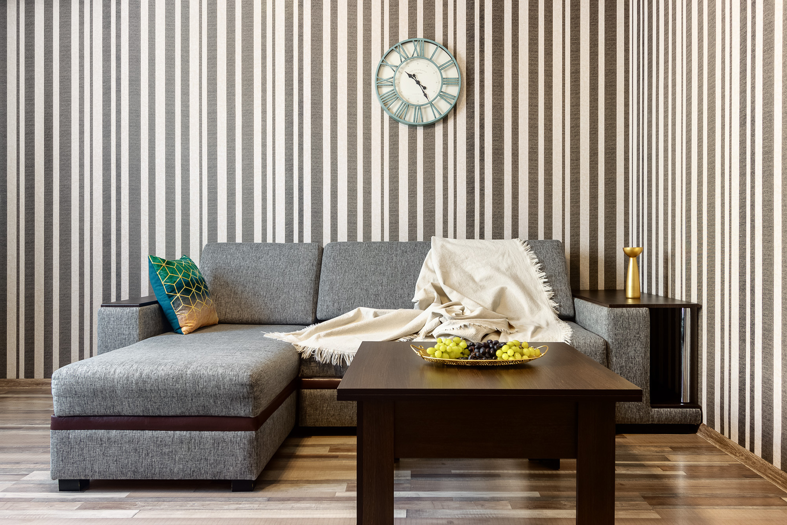 Серый диван в геометричном интерьере гостиной