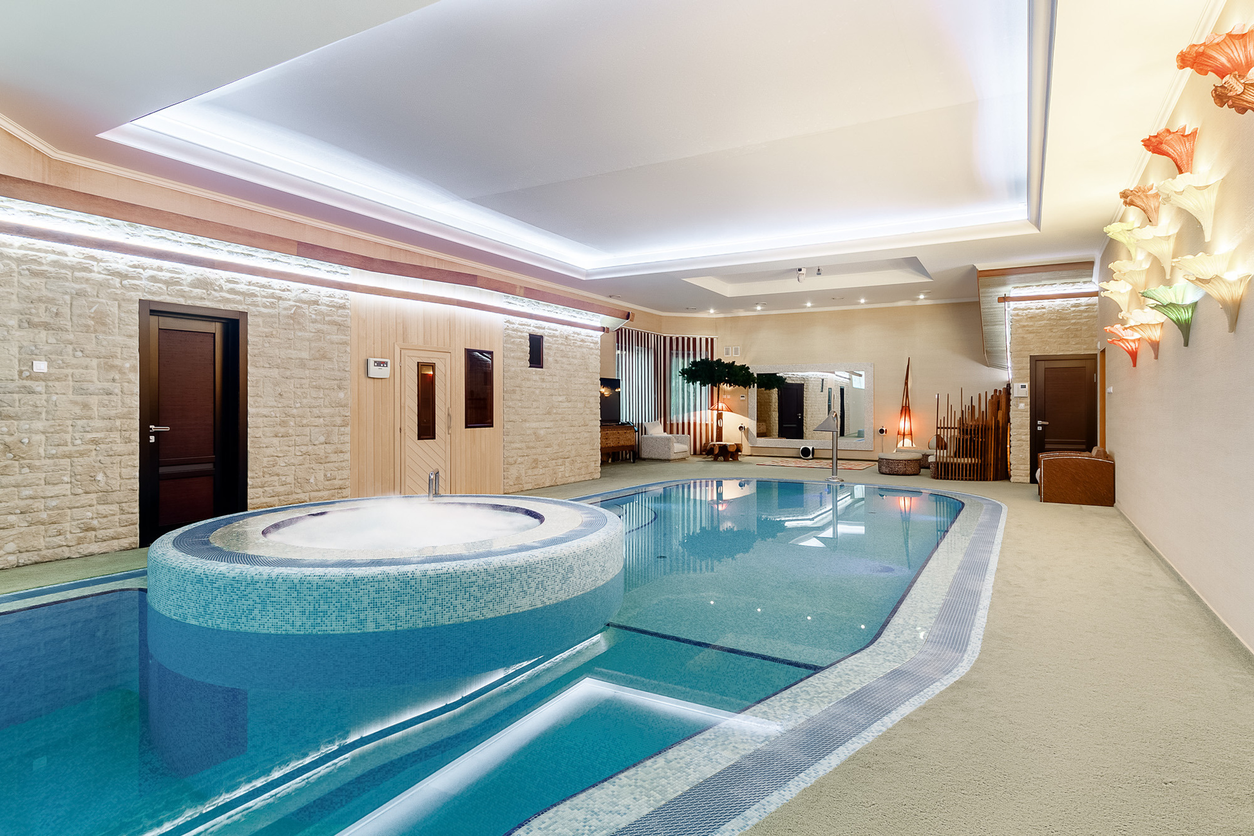 Бассейн в большом загородном доме