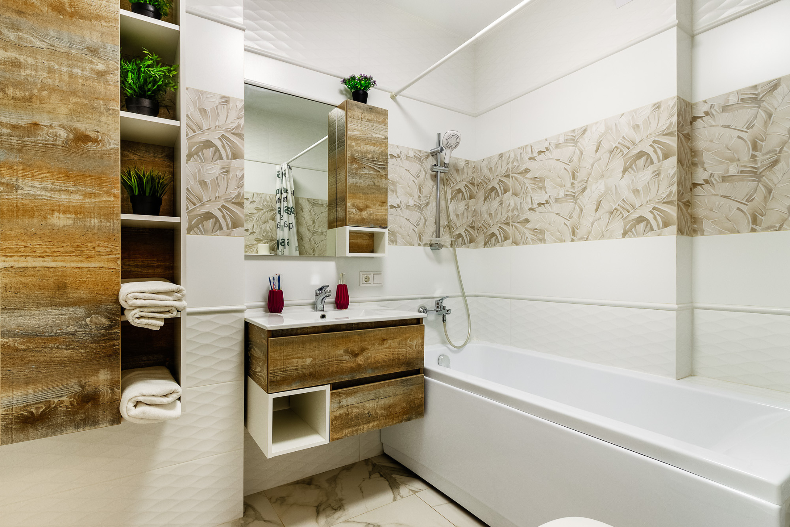 Интерьерная фотография белой светлой ванной комнаты с деревянной мебелью