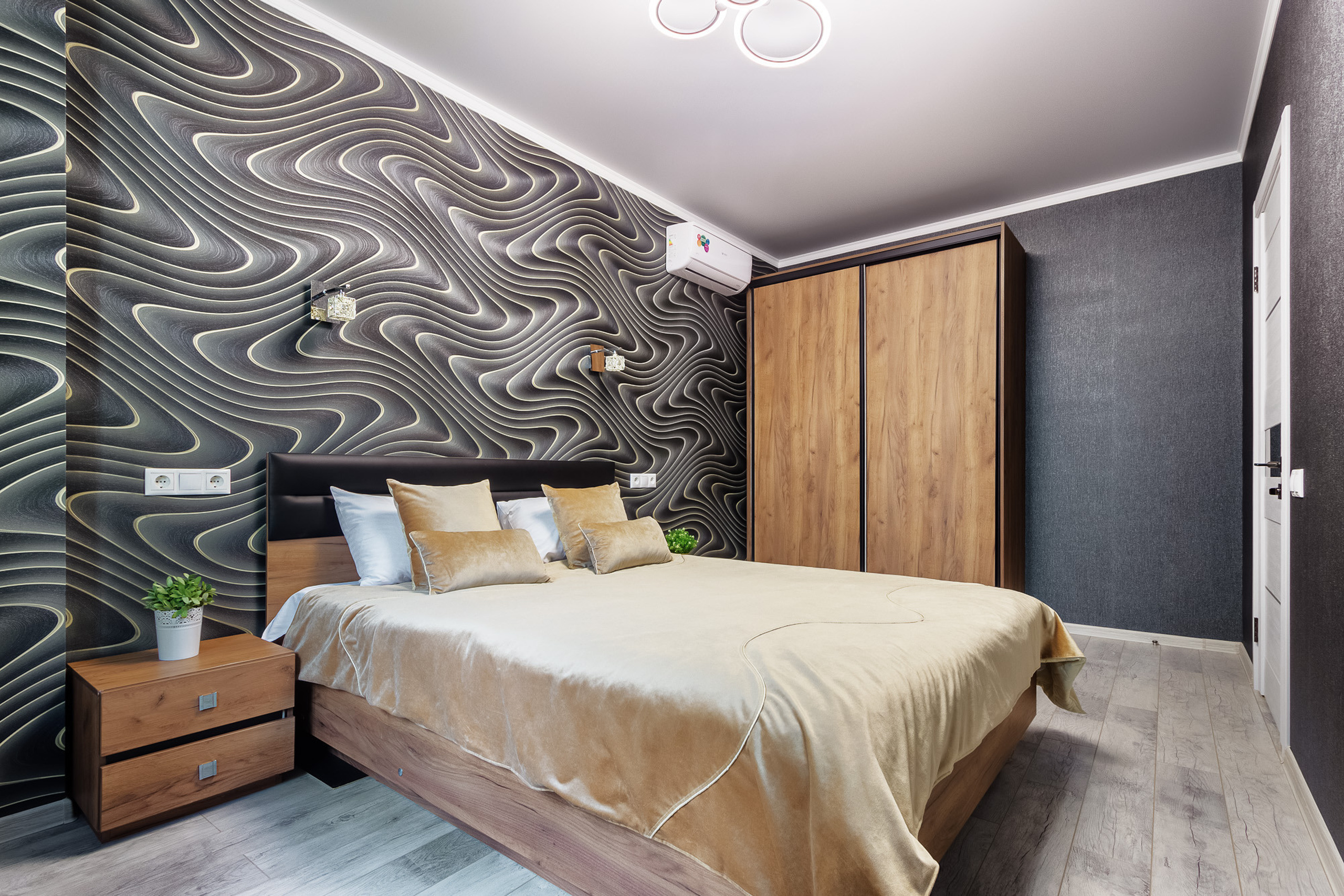 Фотография спальни с тёмно-серыми стенами и коричневой деревянной мебелью