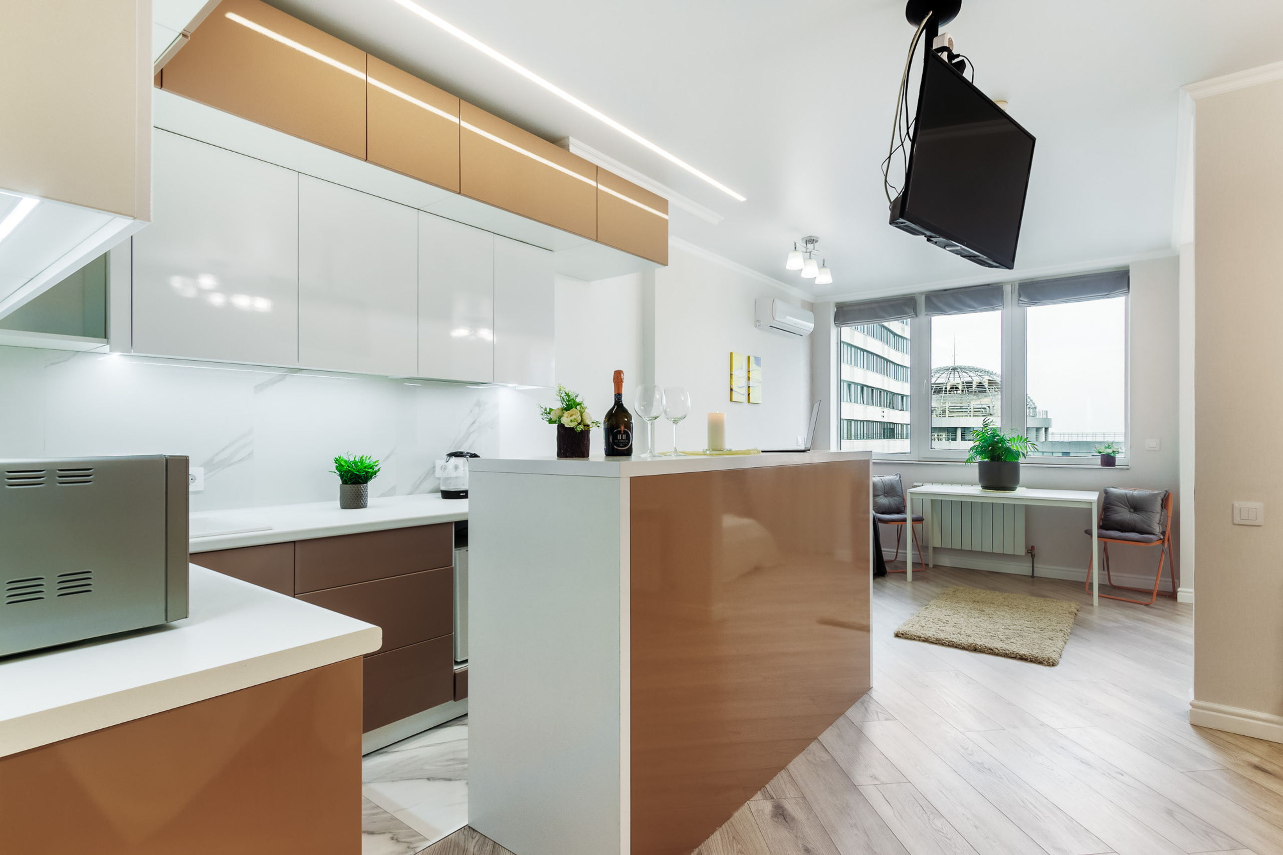 Бело-коричневая кухня с барной стойкой в большой квартире