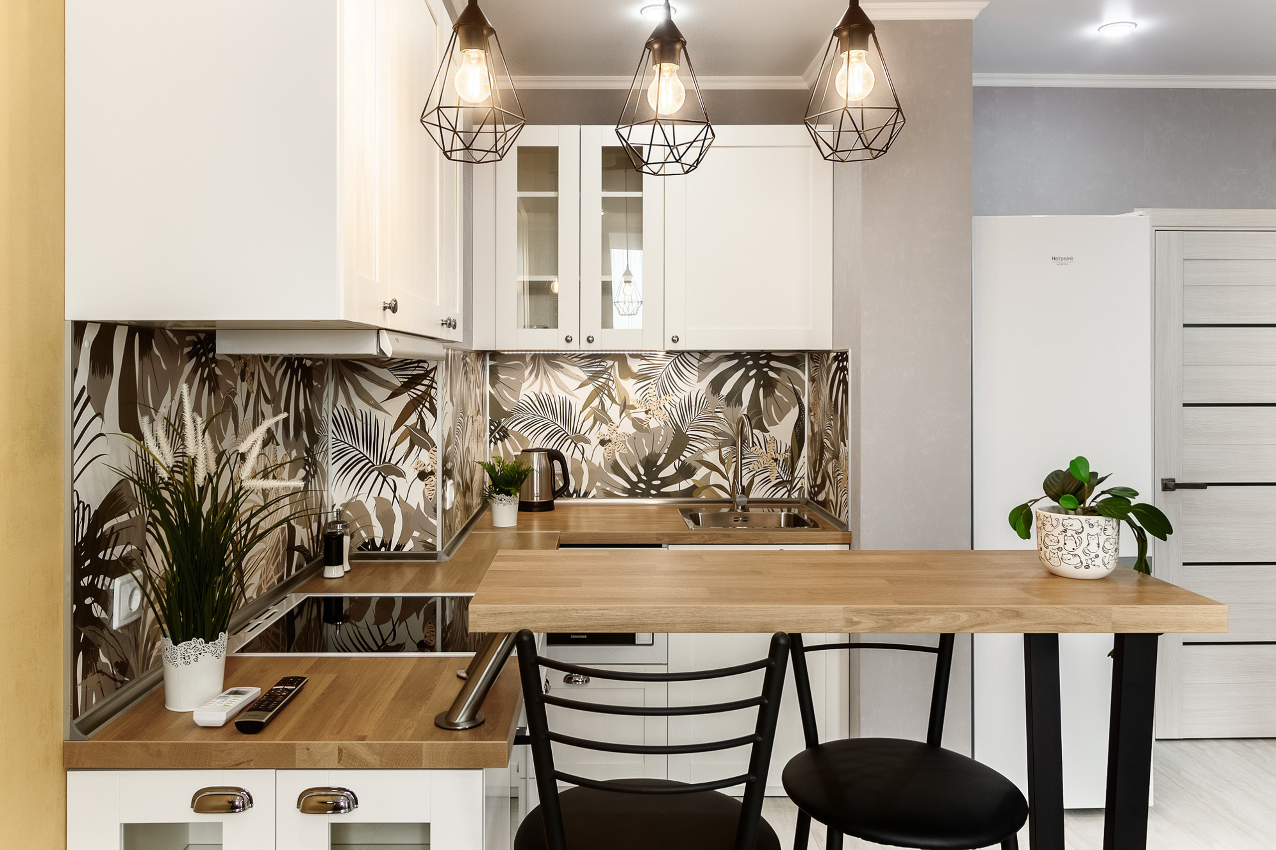 Дизайн кухонной зоны в светло-коричневых тонах в квартире-студии