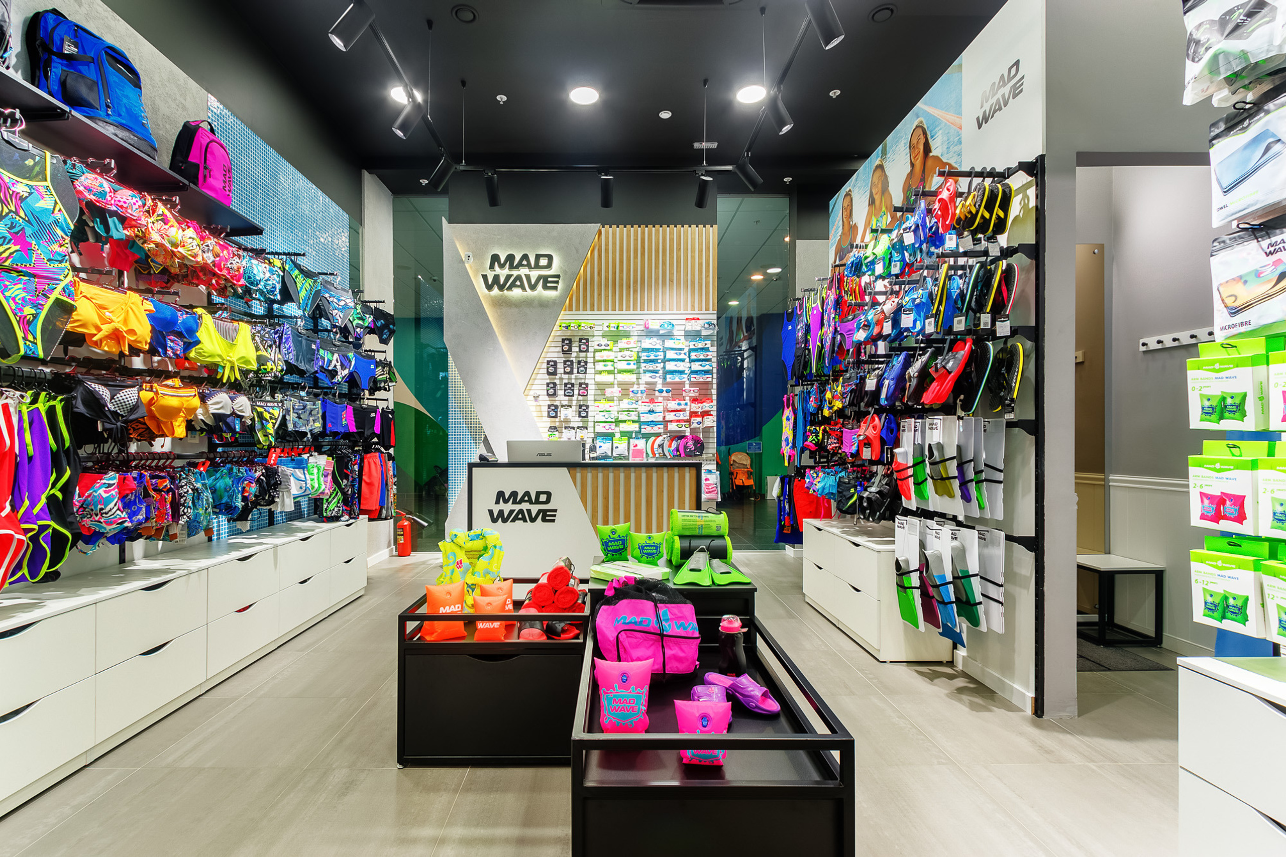 Фотография интерьера торгового зала магазина принадлежностей для плавания в торговом центре