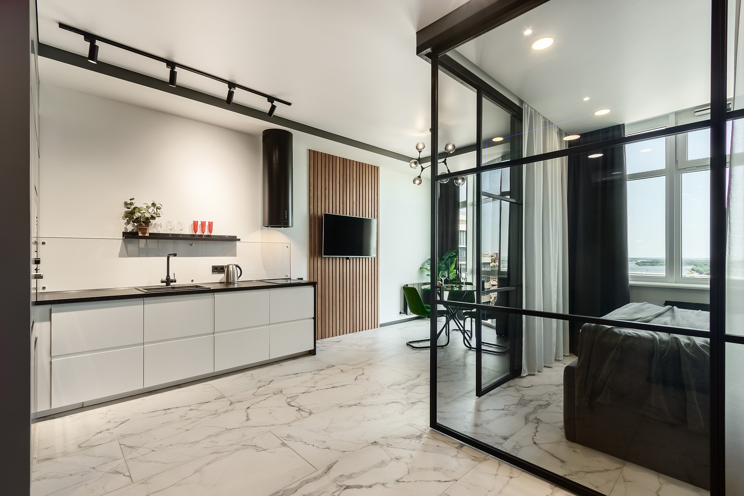 Современная просторная квартира-студия с зоной спальни, отделённой стеклянной перегородкой