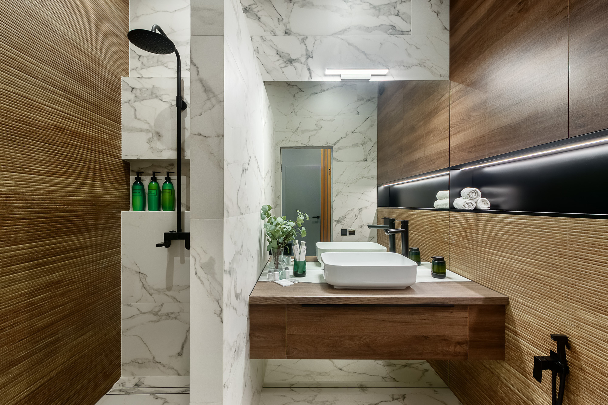 Фотосъёмка интерьера отделанной деревом ванной комнаты с душем и умывальником