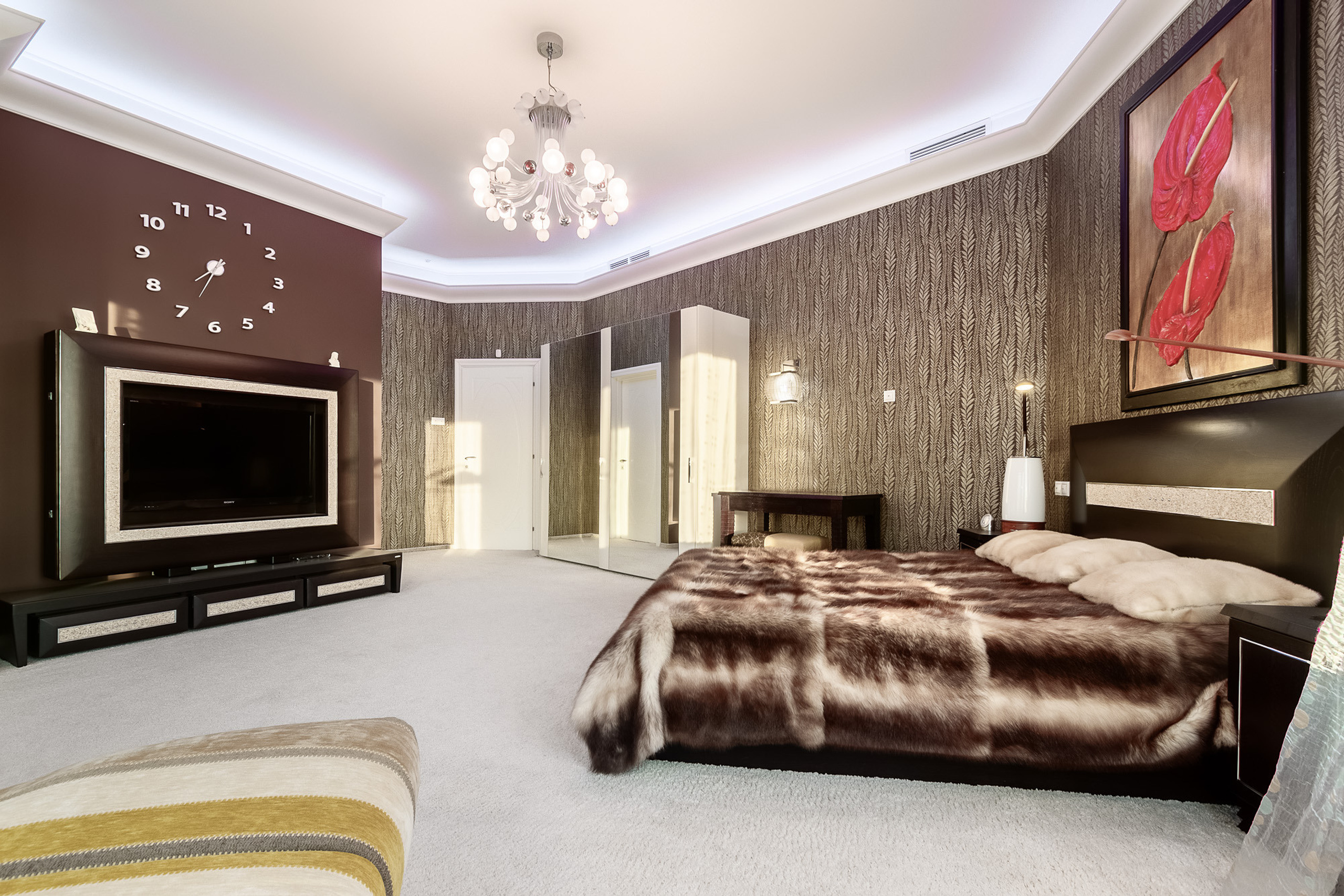 Интерьерная фотография большой просторной спальник в коричневых цветах в загородном доме