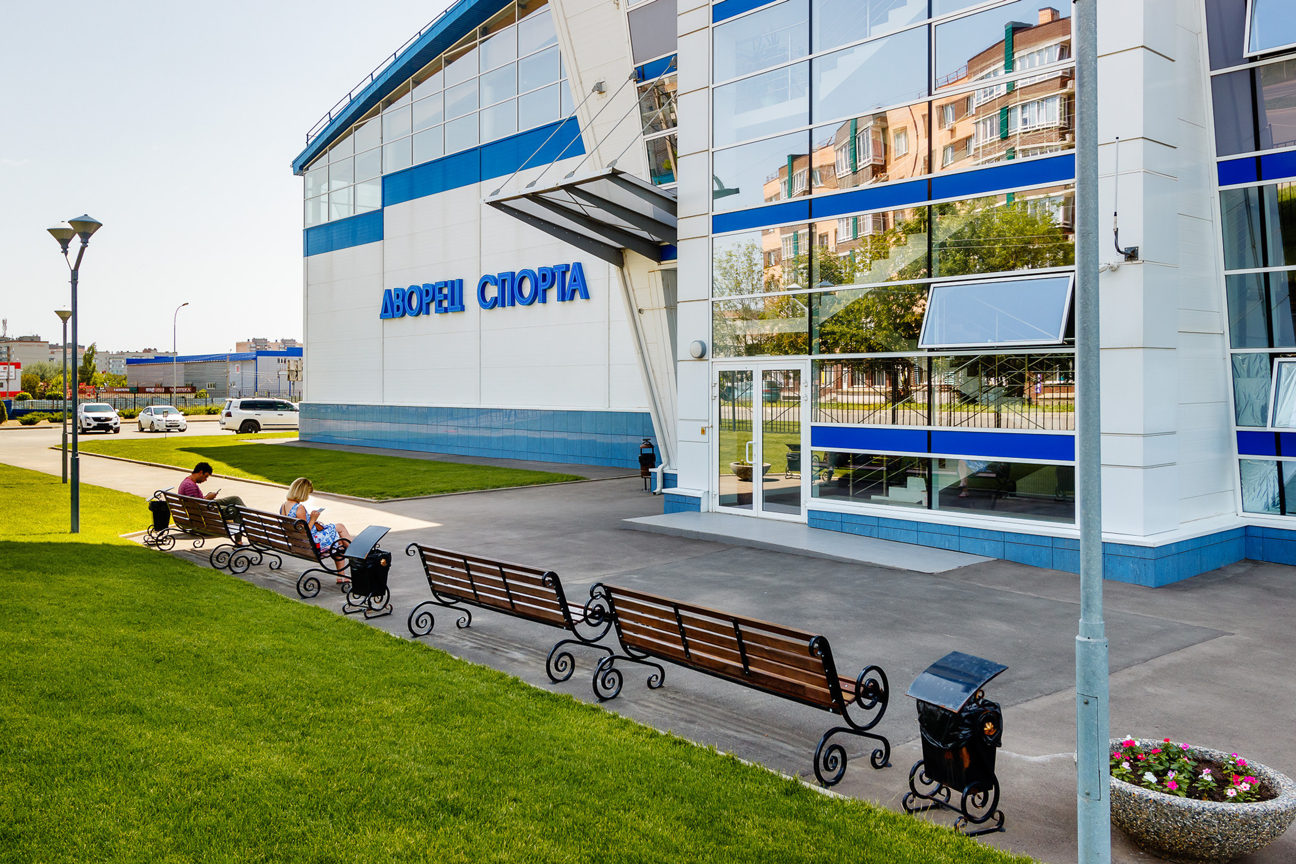 Входная группа и зона отдыха с лавочками перед входом в Дворец спорта в Аксае