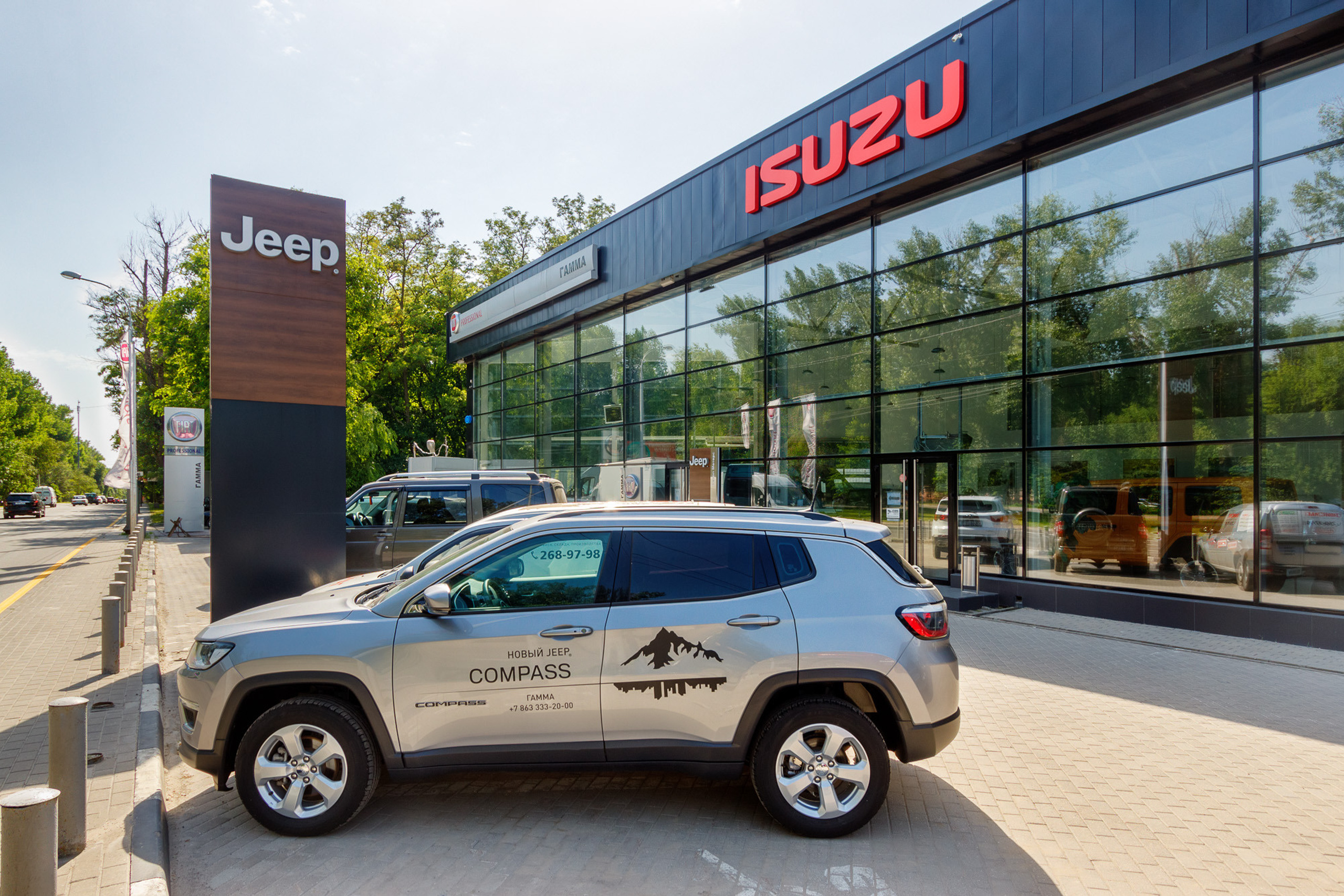 Фасад ростовского автосалона с парковкой перед ним