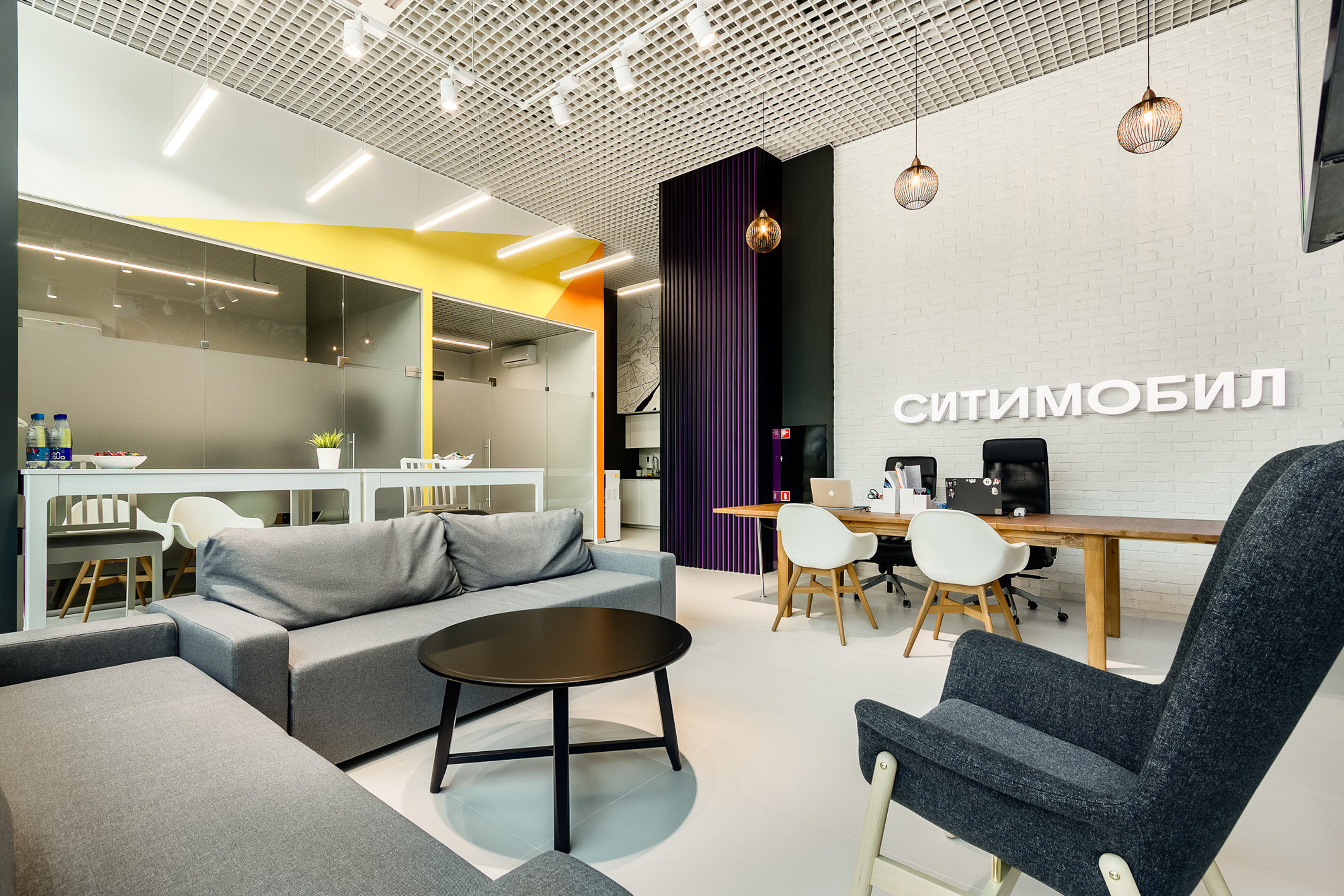 Интерьер зоны отдыха в офисе компании в Ростове-на-Дону