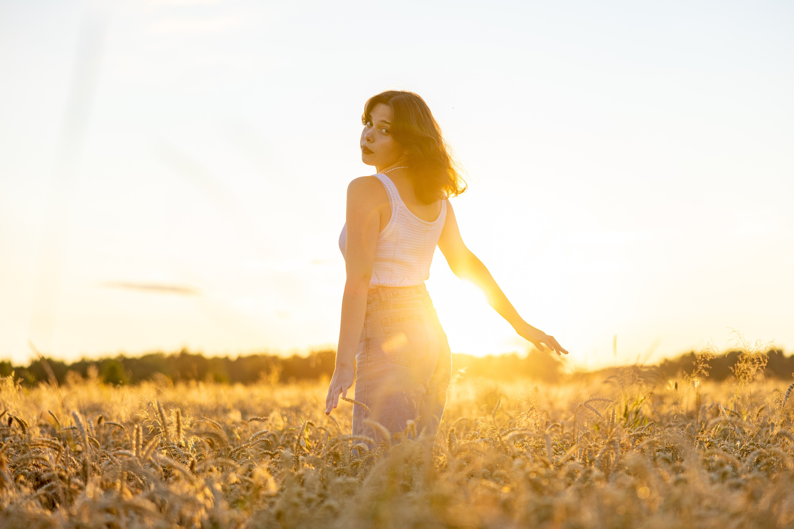 В пшеничном поле на закате.