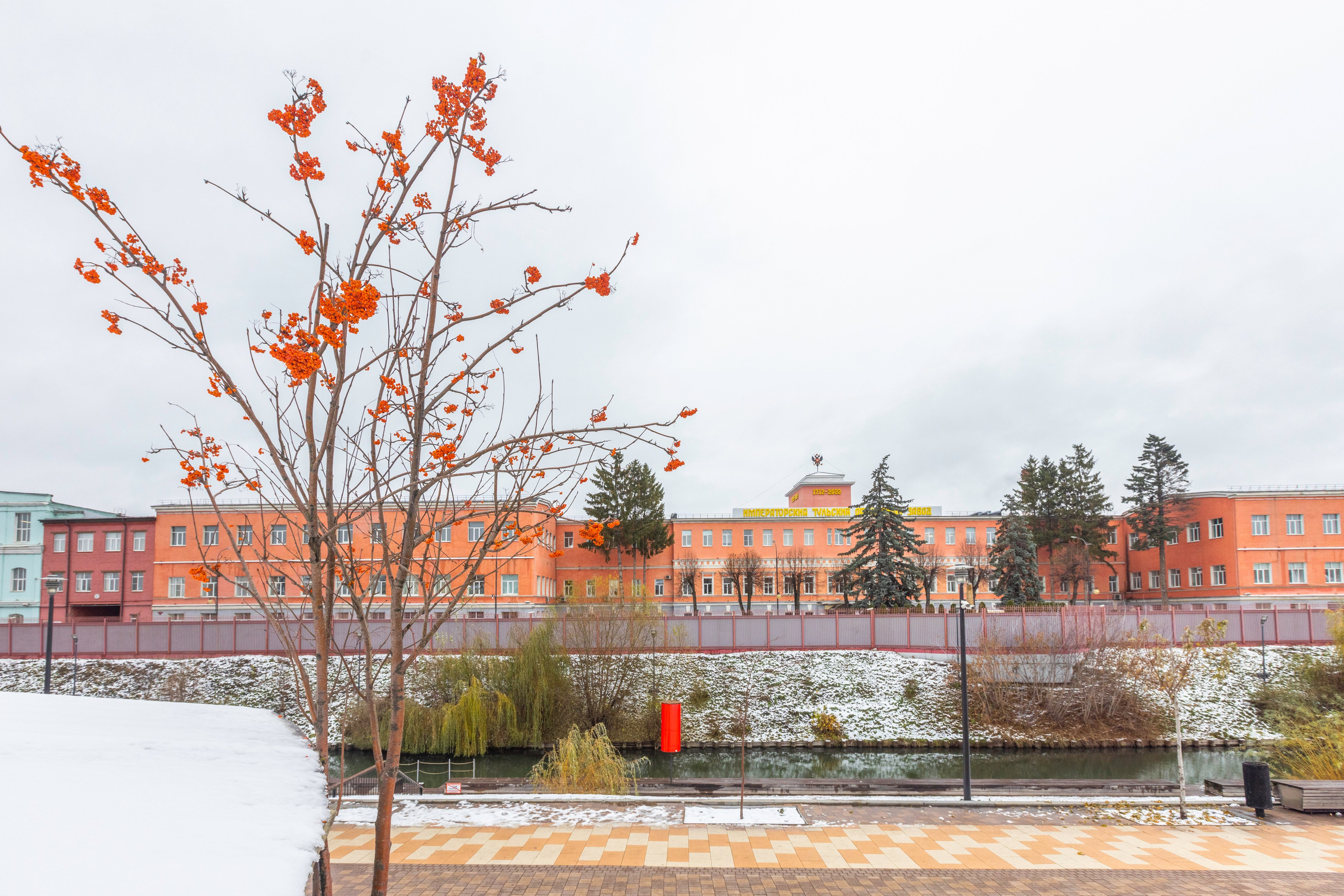 Казанская набережная осенью.