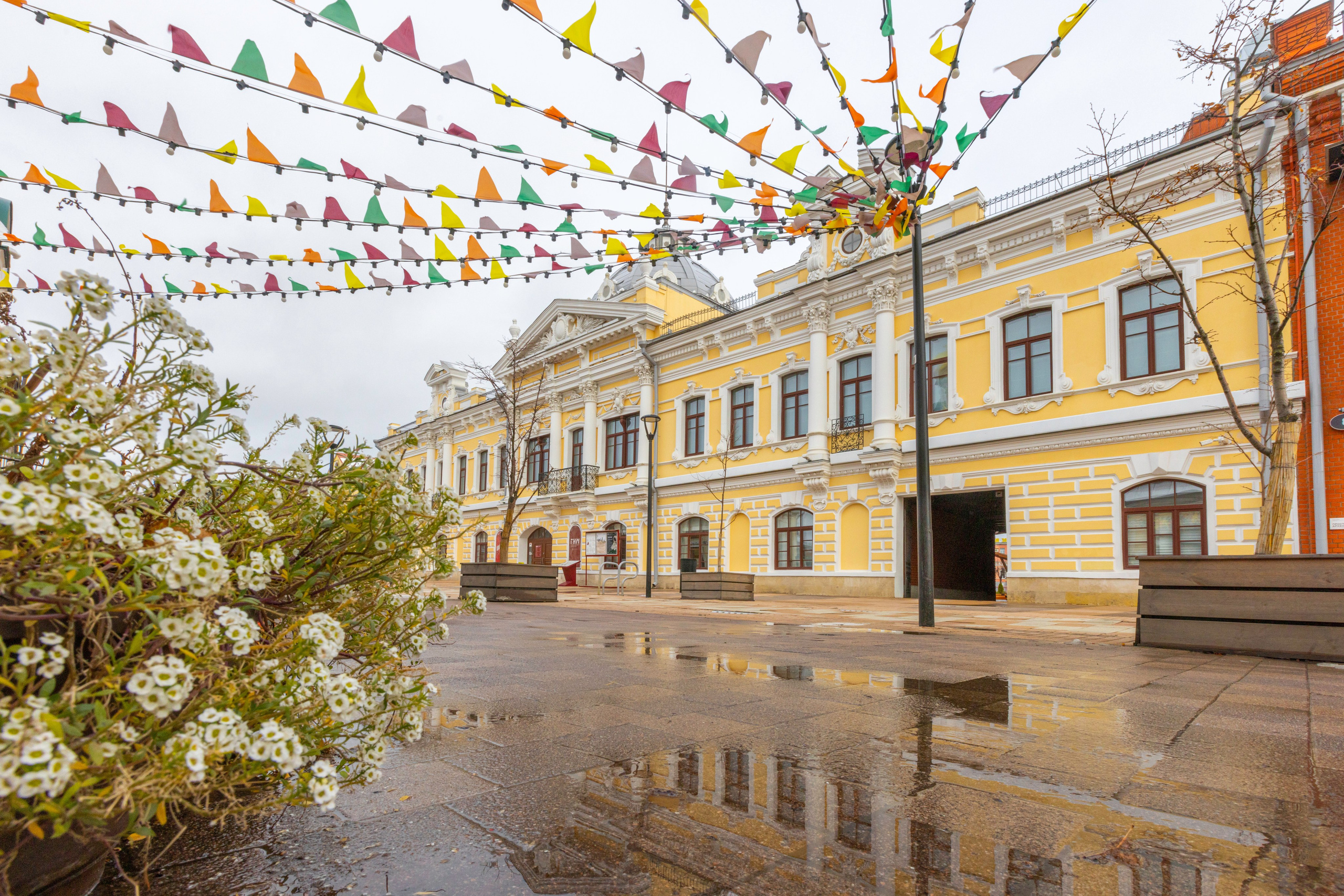 Улица Металлистов осенью.