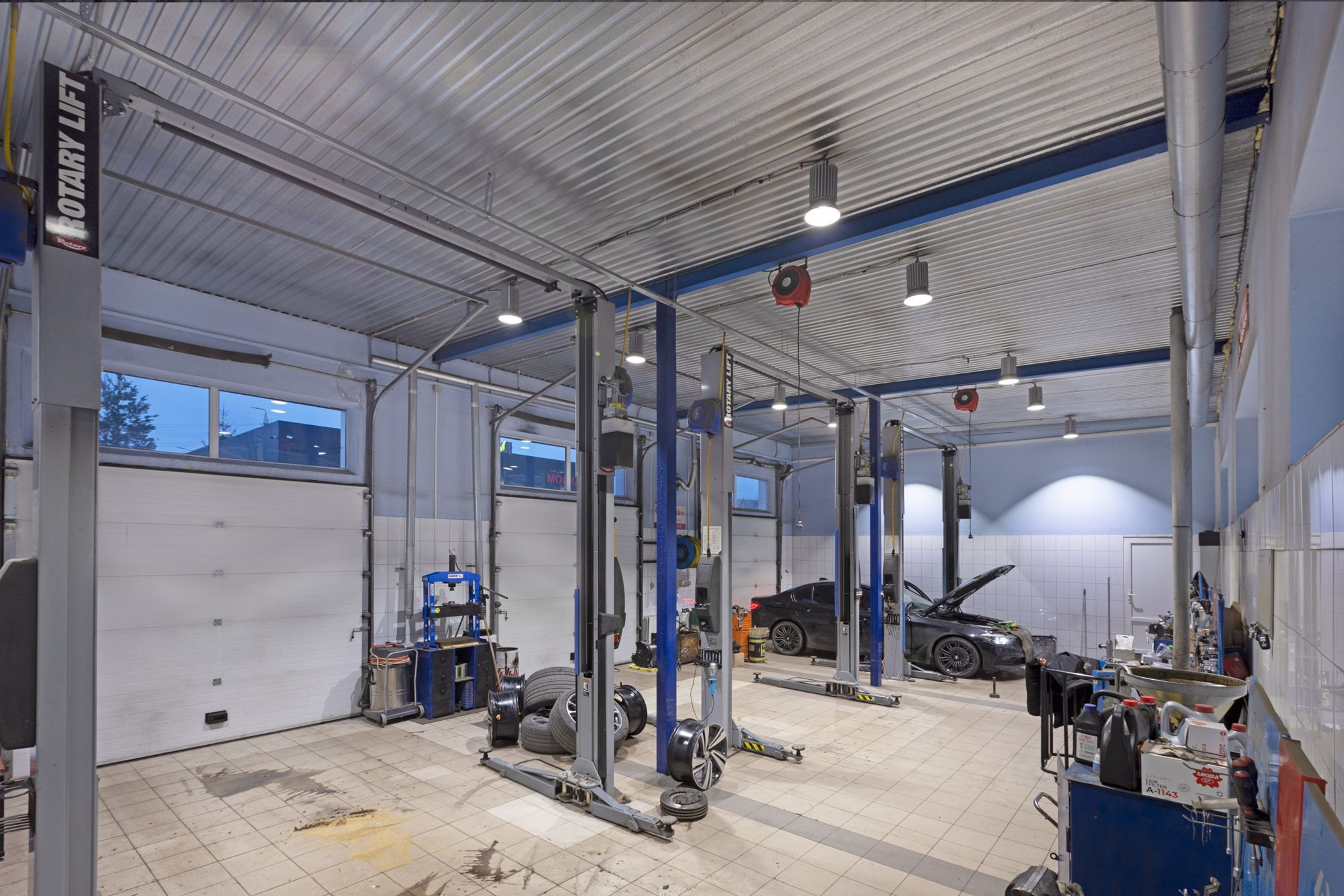 Съемка для каталога промышленного света. Готовый объект автосервис.