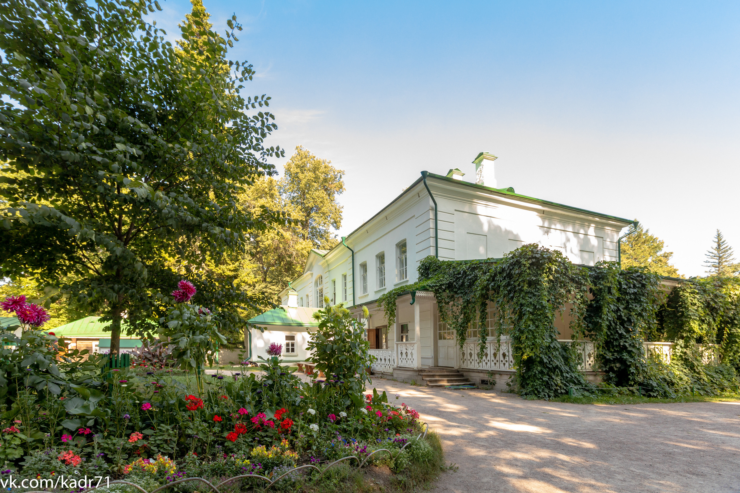 Усадьба Л. Н. Толстого «Ясная Поляна» летом.