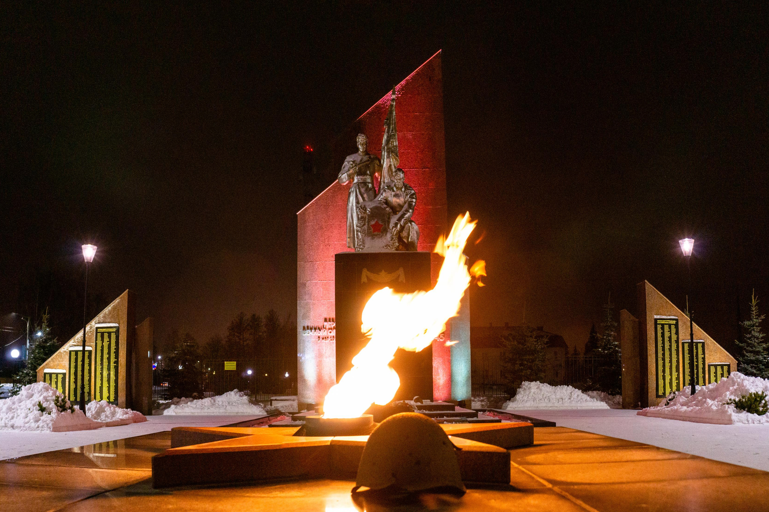 Монумент воинам ВОВ в п. Первомайский. Первый вечный огонь в СССР.