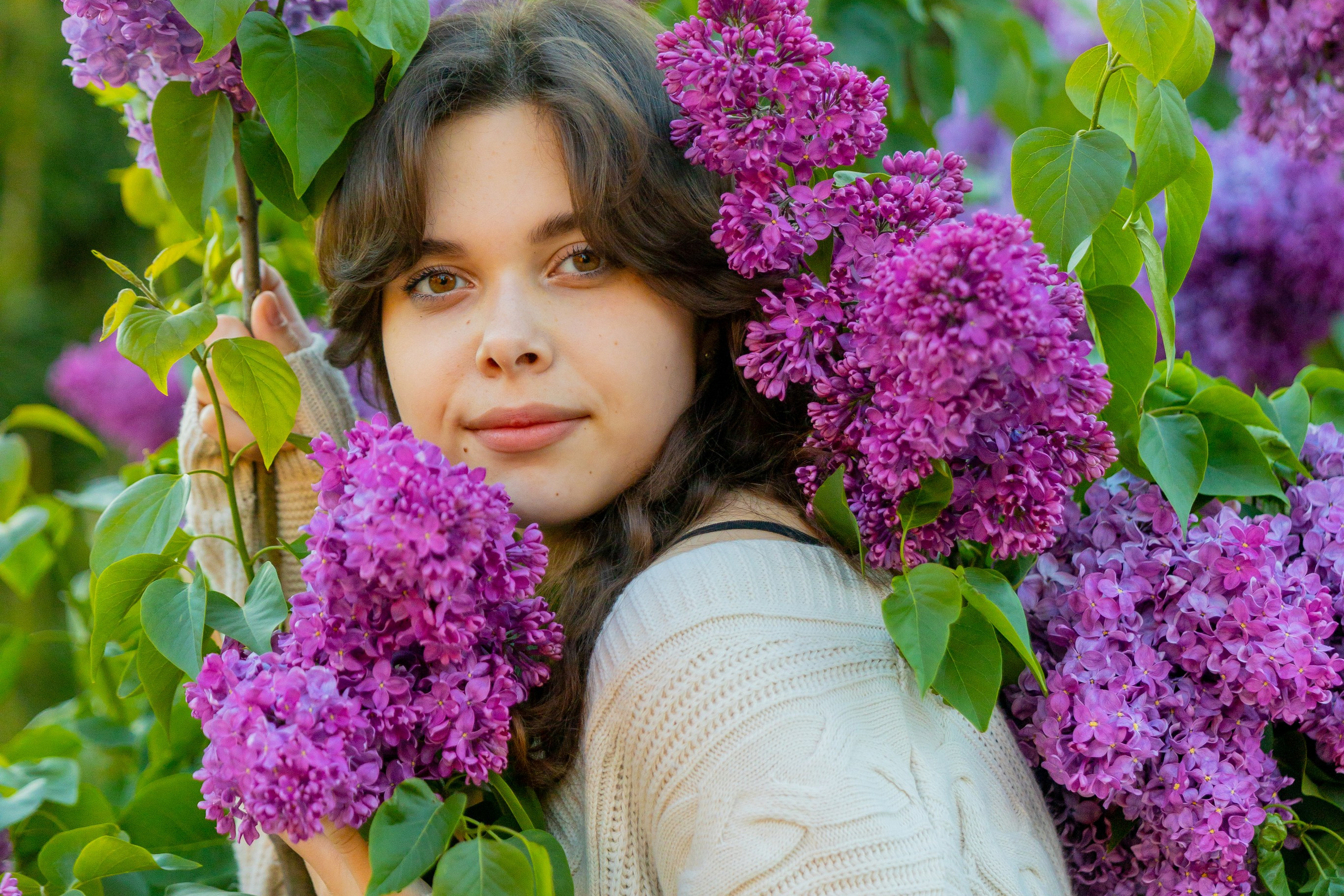 Мария весной в цветущих локациях.