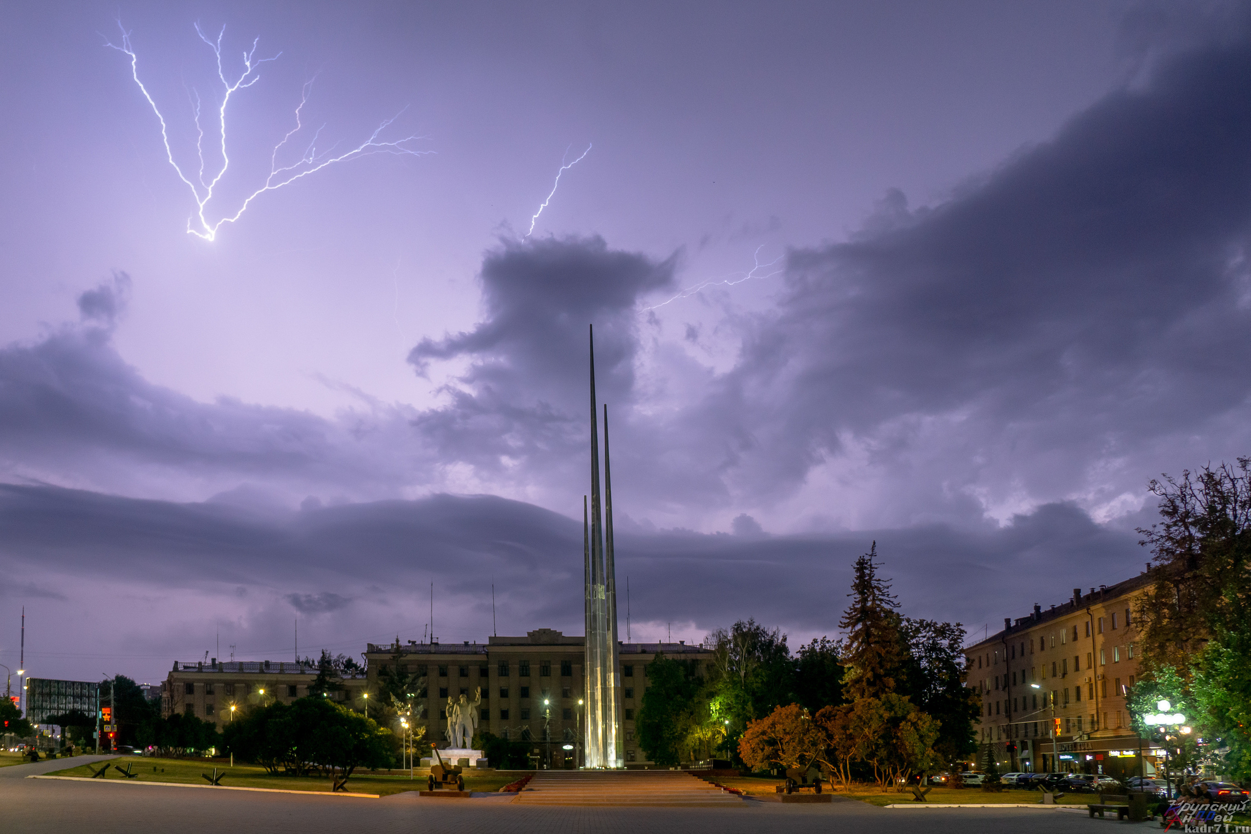 Грозовое небо над площадью победы в Туле.