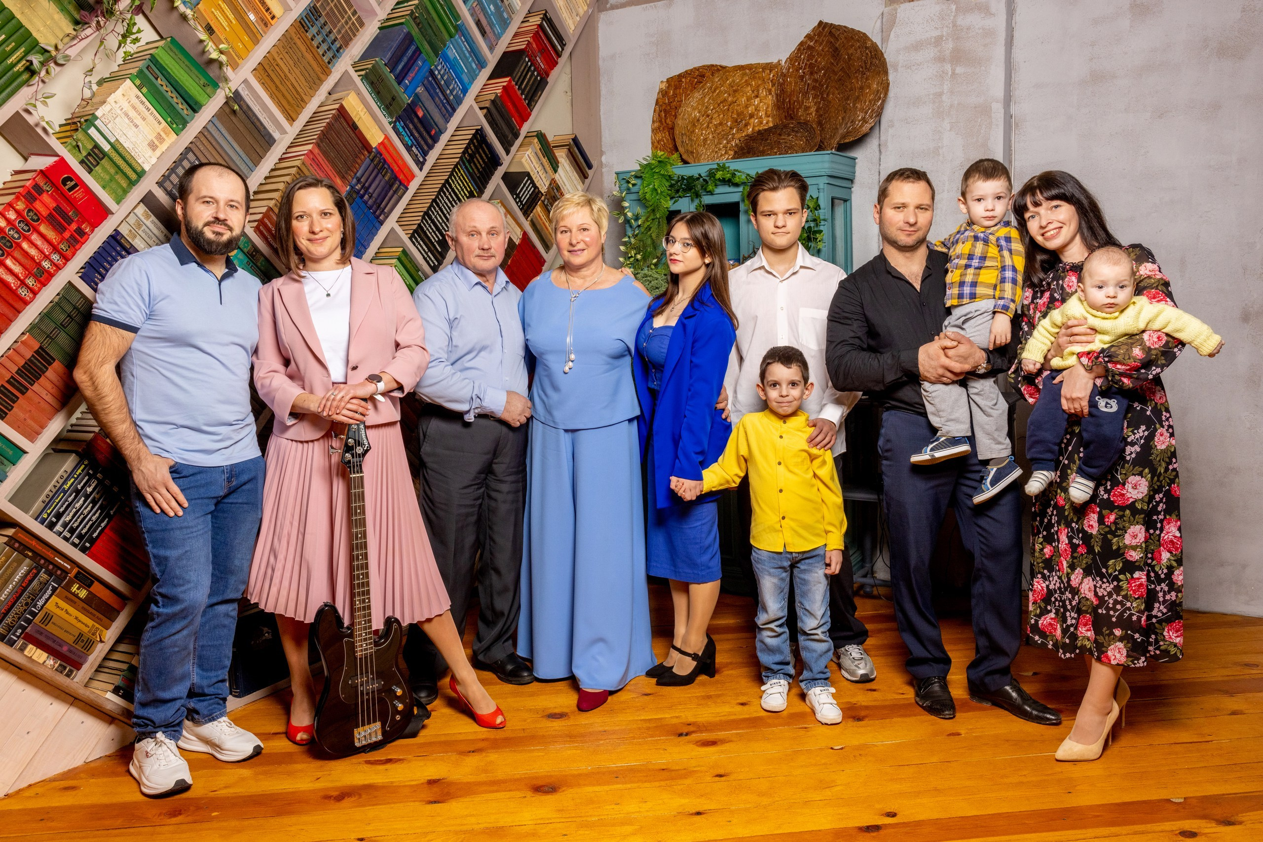 Семья в РУМ35 (зал с библиотекой и камином)