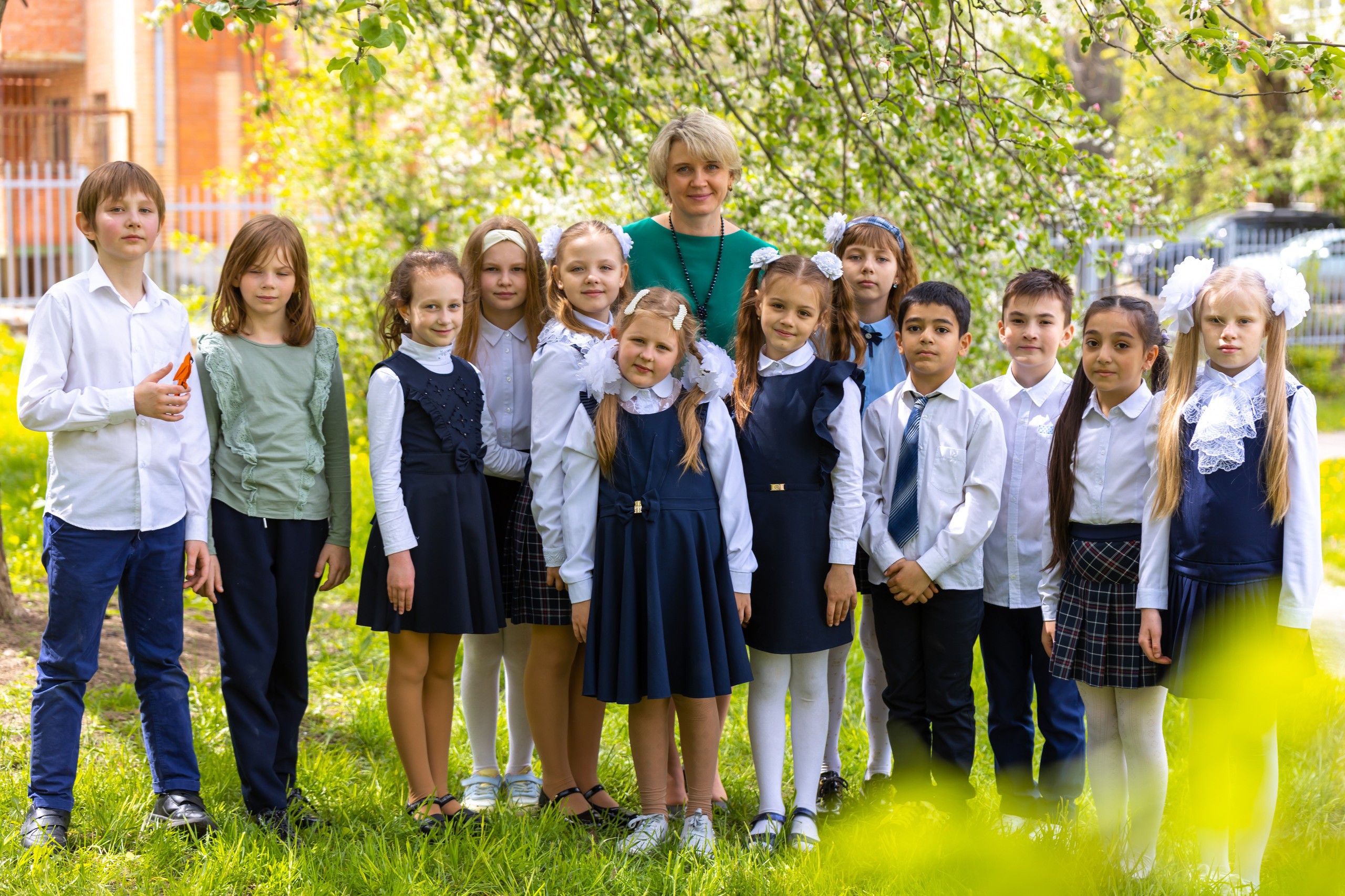 Школьные фотографии (группа и портреты на территории), вариант ретуши.