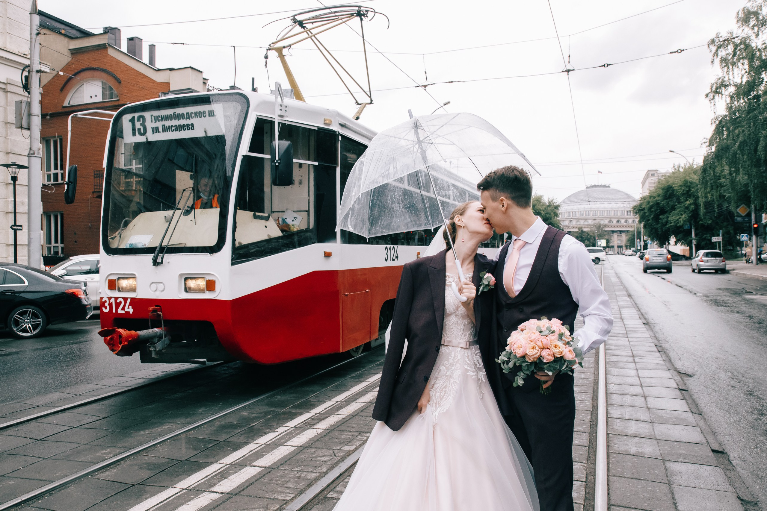 Погода была ужасная, а трамвайчик красным