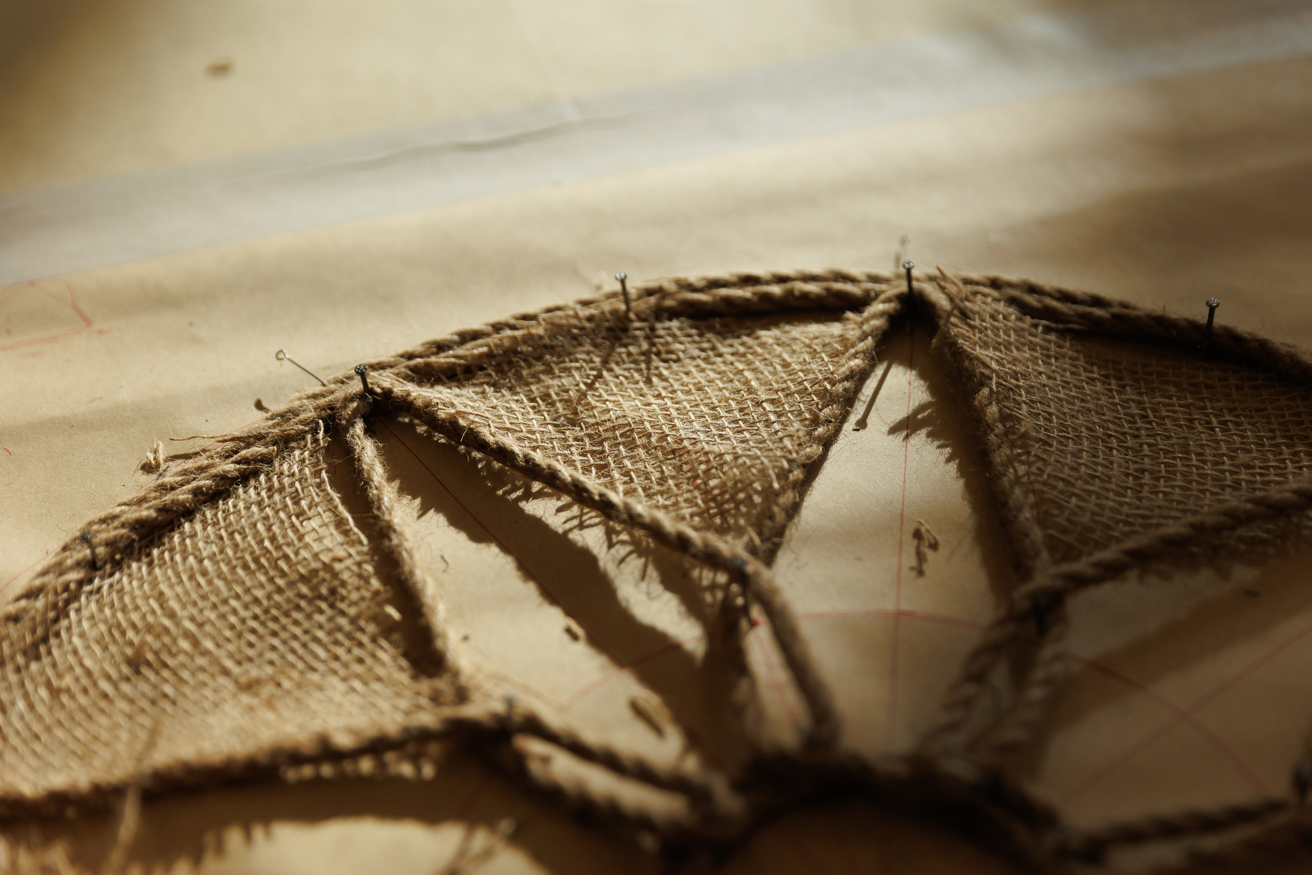 Объемная и прорезная аппликация на театральных декорациях. История занавеса. Превращаем идею в технологию