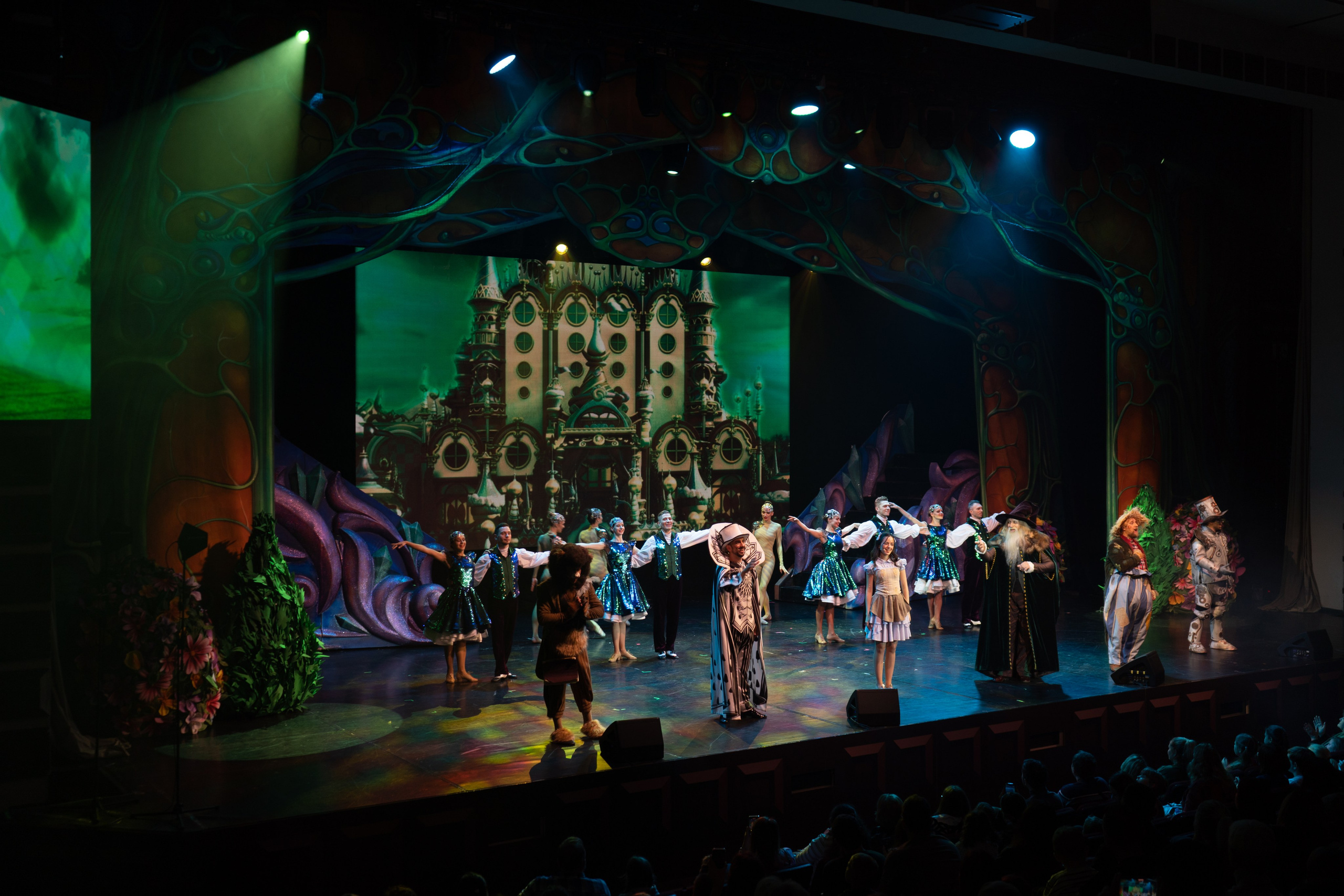 «Изумрудный город» музыкально-цирковое шоу. Московский молодежный центр «Планета КВН». История занавеса. Превращаем идею в технологию