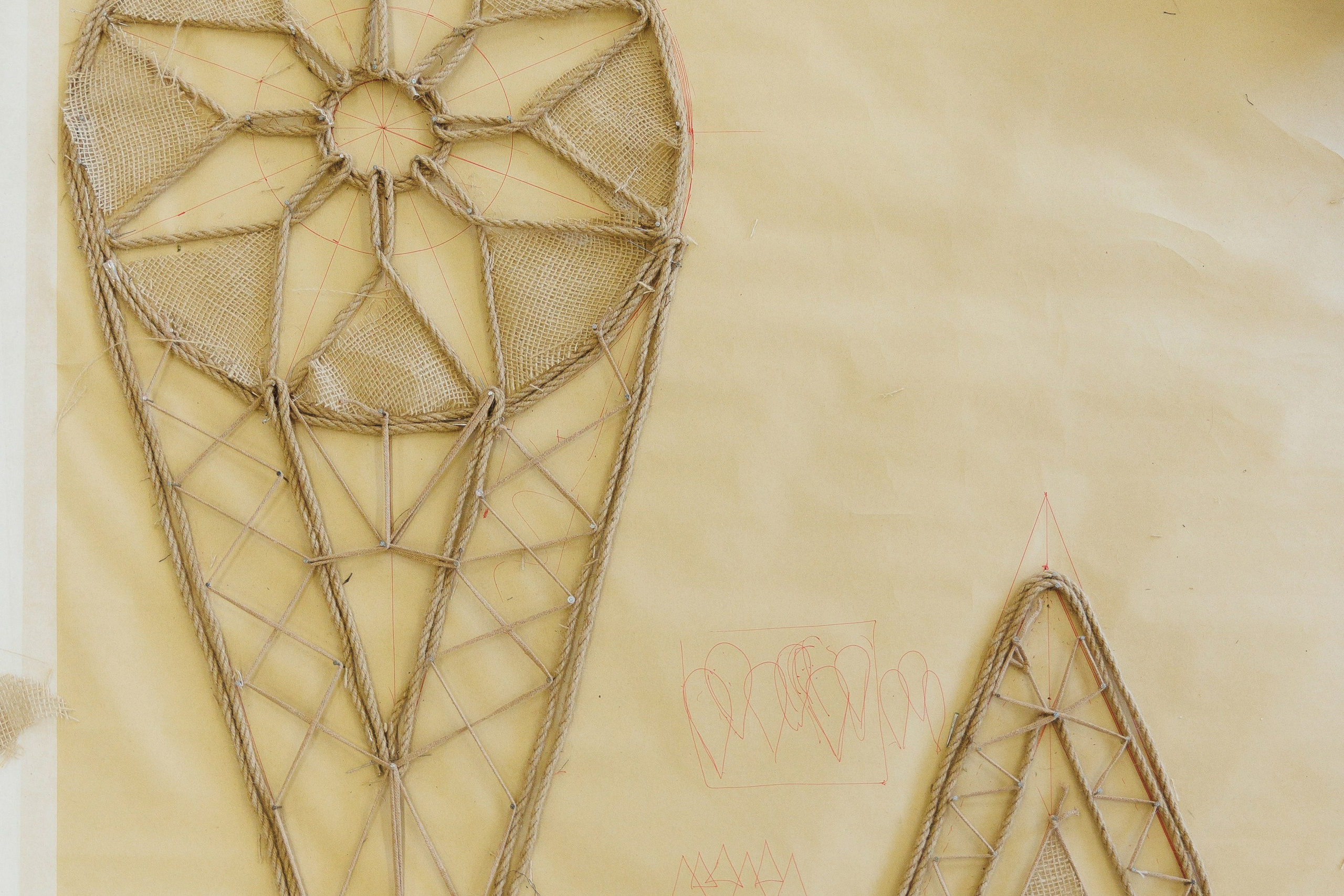 Объемная и прорезная аппликация на театральных декорациях. История занавеса. Превращаем идею в технологию