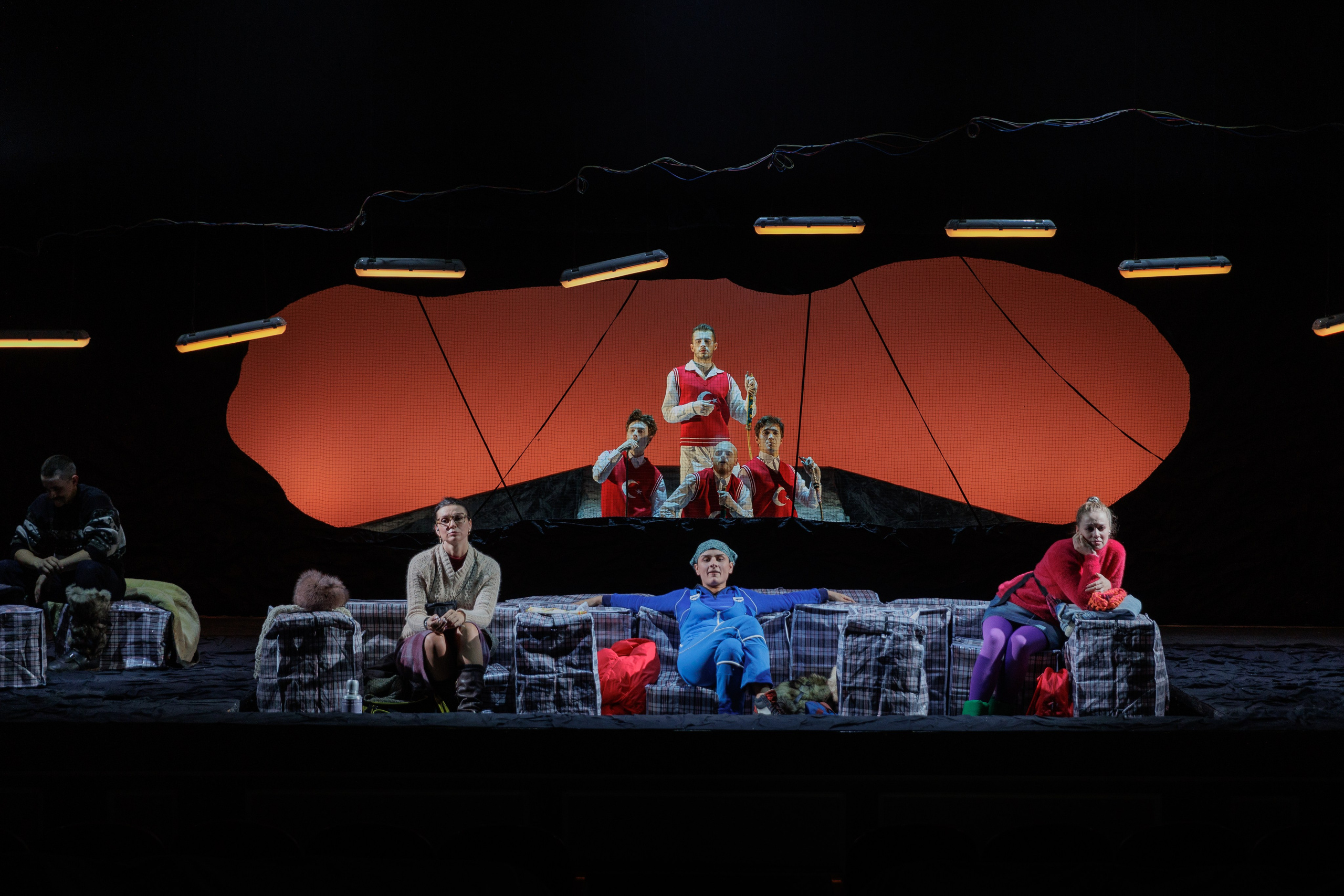 Декорации для спектакля «Полярная болезнь» | Театр Комиссаржевской. История занавеса. Превращаем идею в технологию