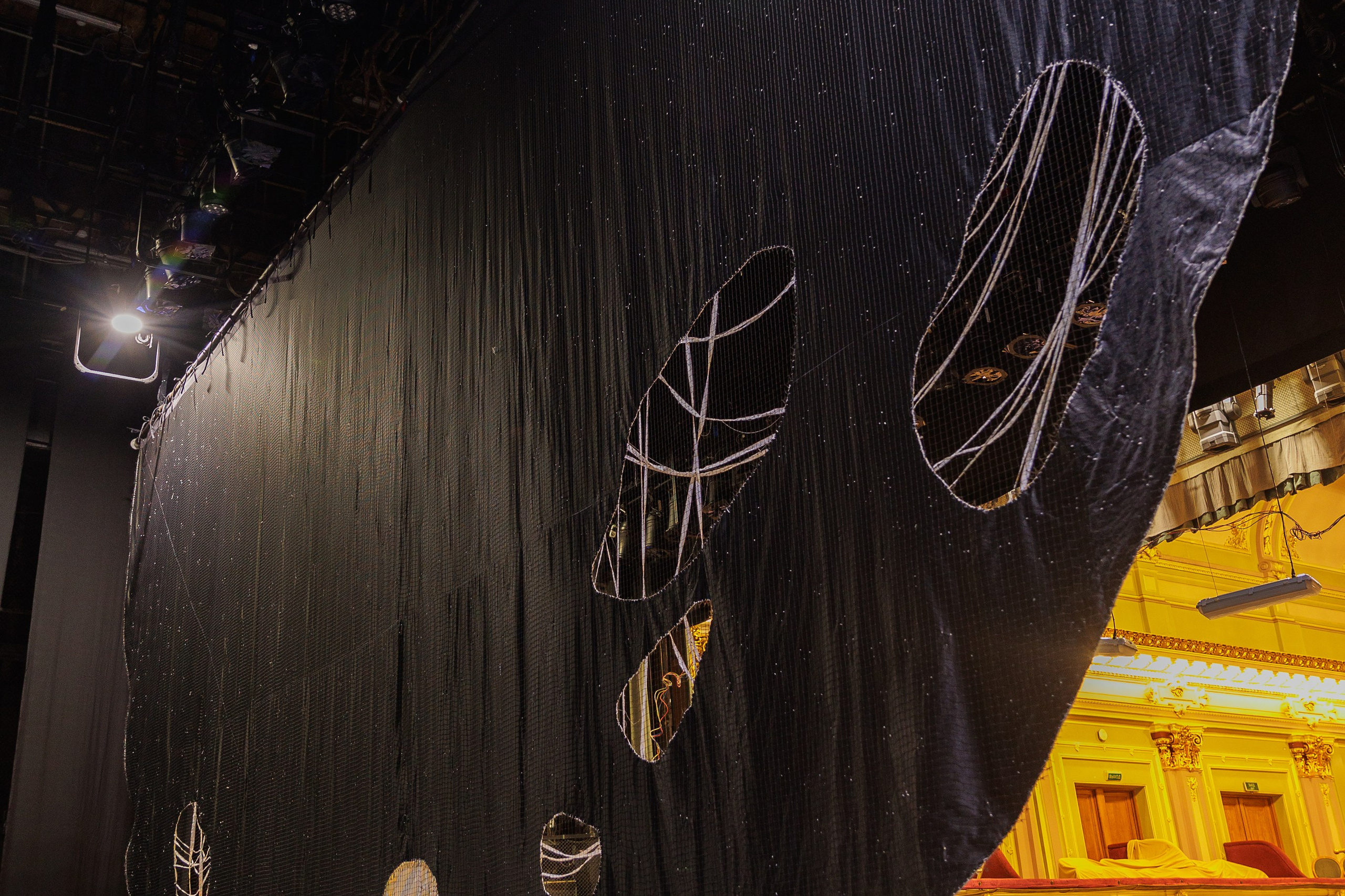 Декорации для спектакля «Полярная болезнь» | Театр Комиссаржевской. История занавеса. Превращаем идею в технологию