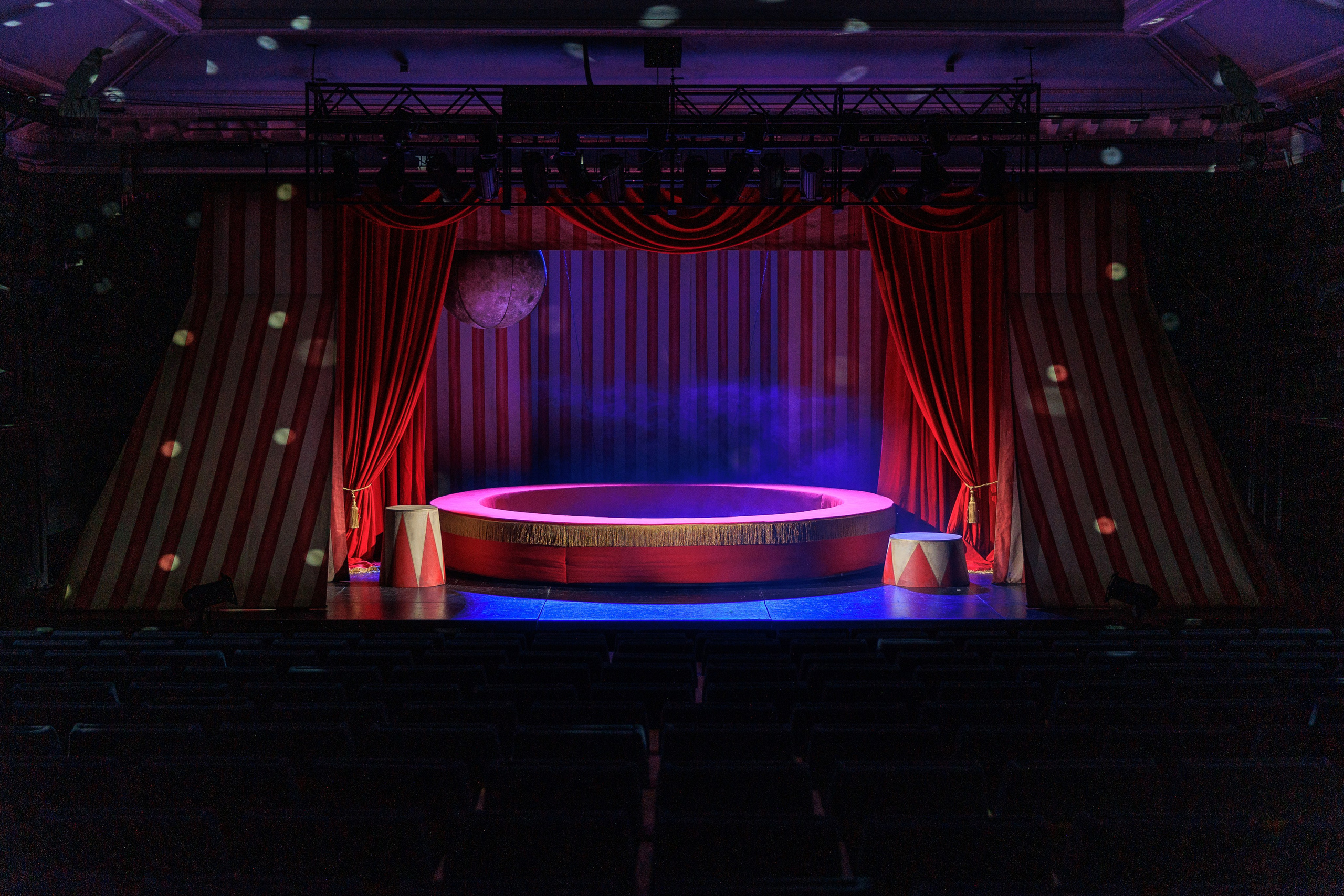 Пошив театральных занавесов и мягких декораций на заказ | Кулисы, падуги, задники. История занавеса. Превращаем идею в технологию